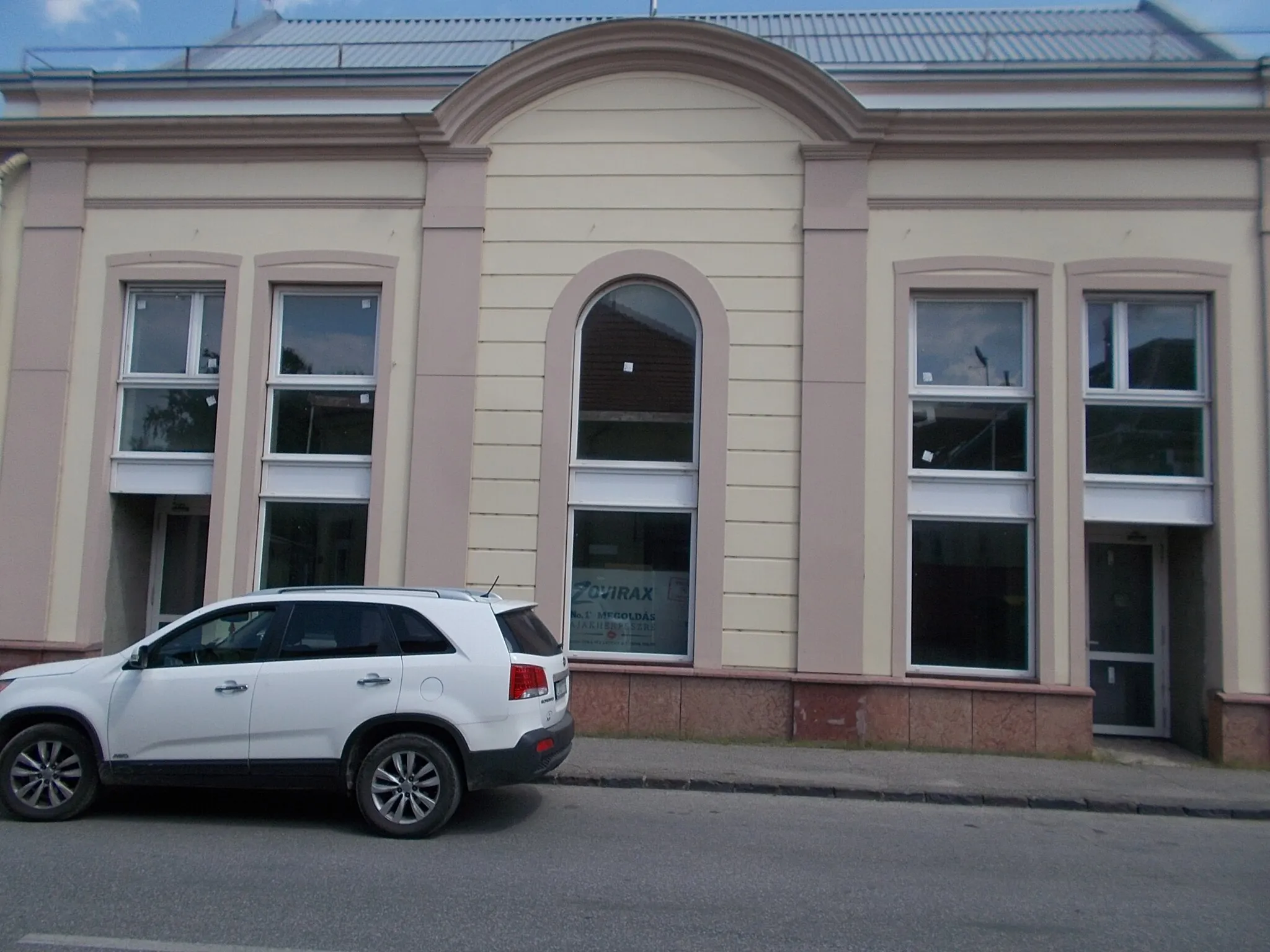 Photo showing: : Former savings bank. Listed without ID and part of a listed building complex - 2 Rákóczi utca, Downtown, Kunszentmiklós, Bács-Kiskun County, Hungary