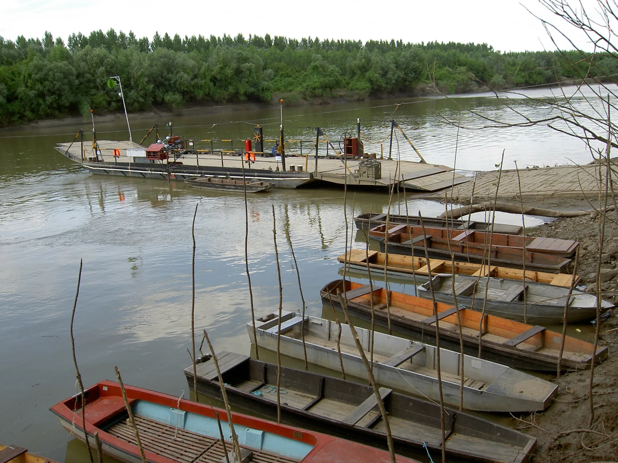 Photo showing: The cable ferry that crosses the river Tisza between Mindszent and Baks, seen on the Mindszent side.
