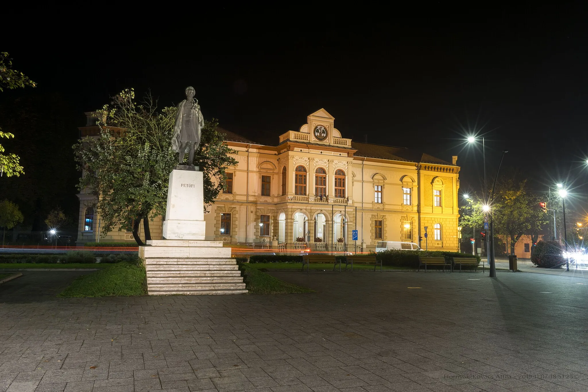 Photo showing: Kiskőrös Statue of Sándor Petőfi by István Szentgyörgyi and at back the town hall