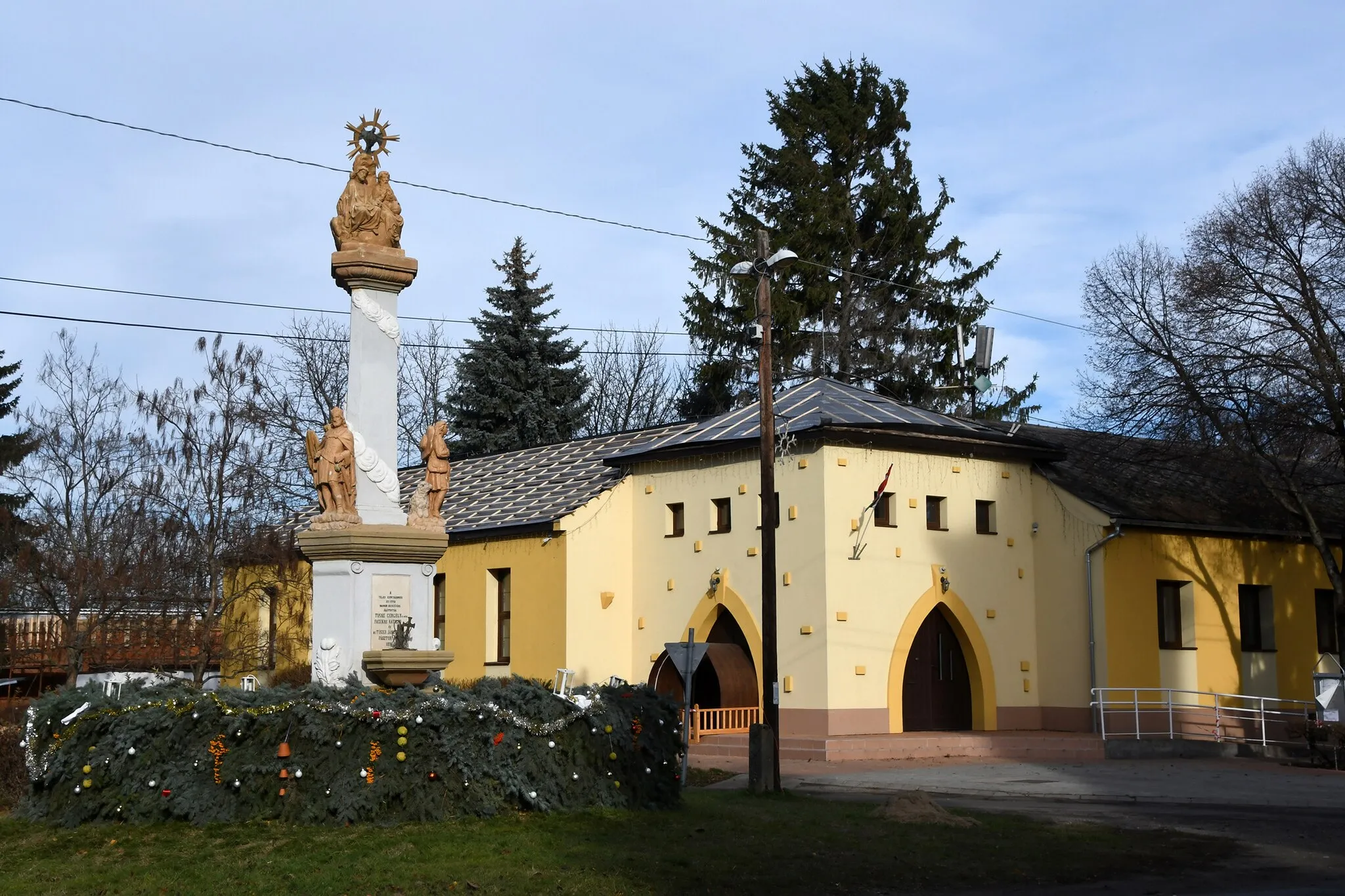 Photo showing: Village hall and Holy Trinity column of Tataháza