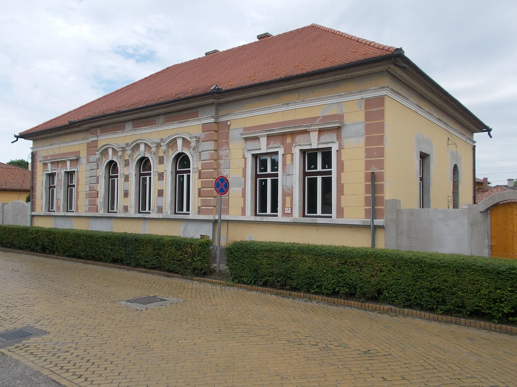 Photo showing: : Listed house. Yellow ceramic brick road - 12 Árpád utca, Kiskunhalas, Bács-Kiskun County, Hungary.