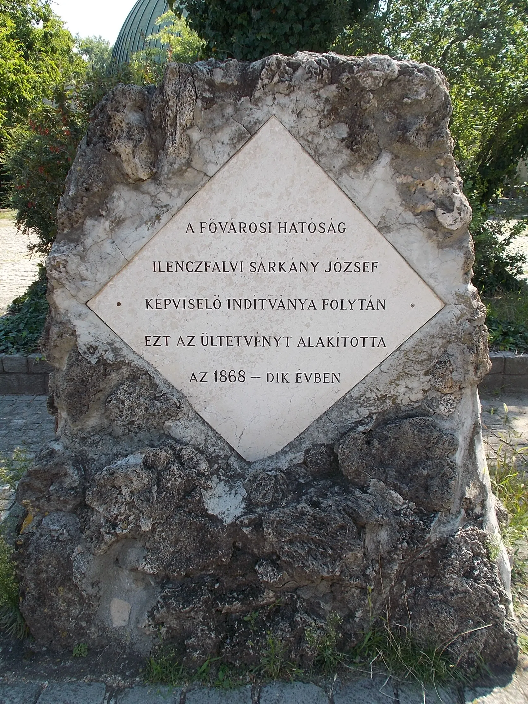Photo showing: : József Sárkány memorial stone. - Hell Miksa Promenade, People's Park, Budapest District X., Budapest.