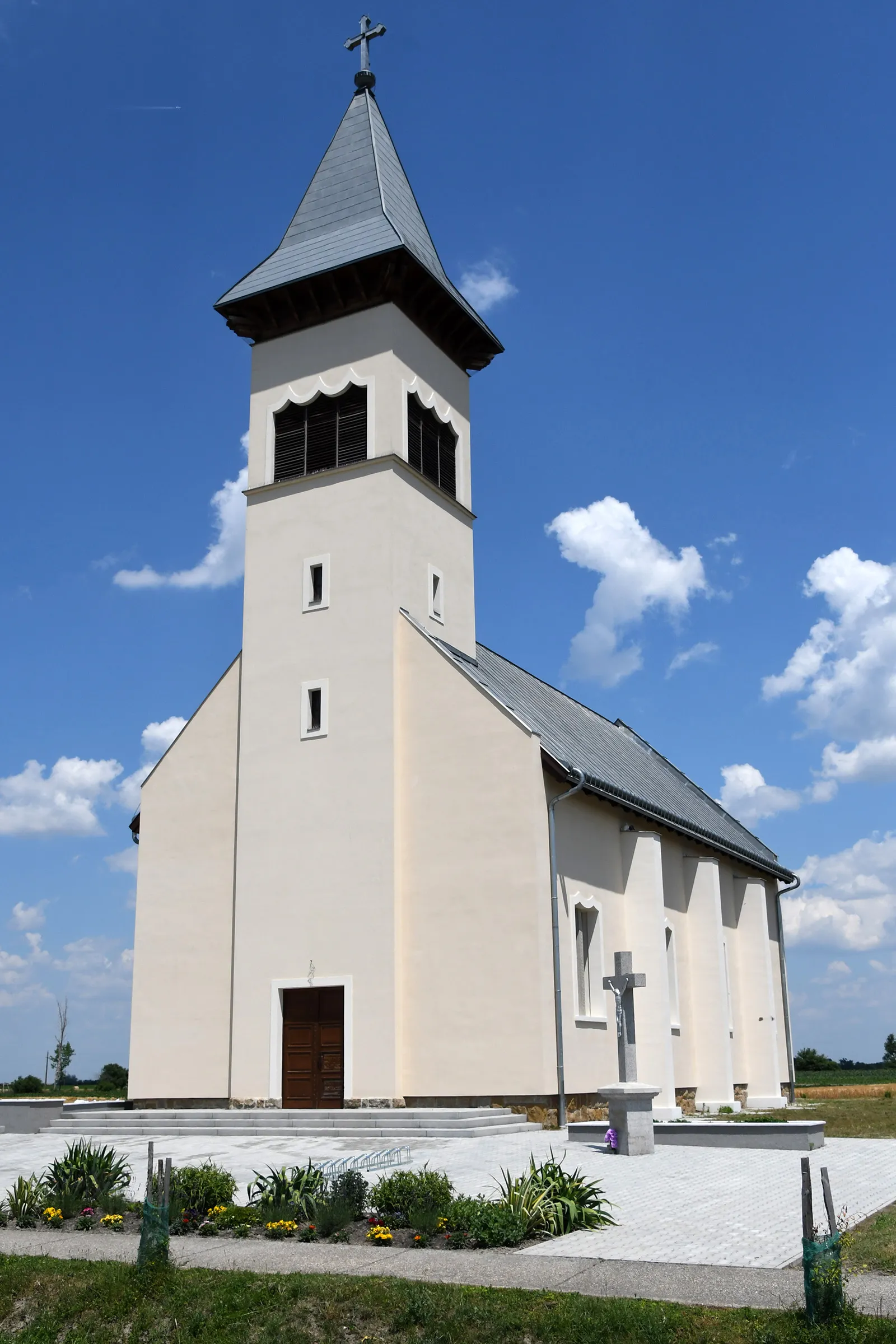 Photo showing: Roman Catholic church in Újtelek, Hungary