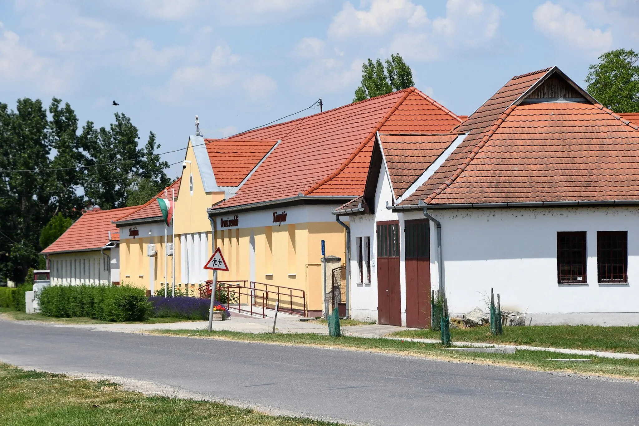 Photo showing: The view on the Main street of Újtelek, Hungary with the village hall