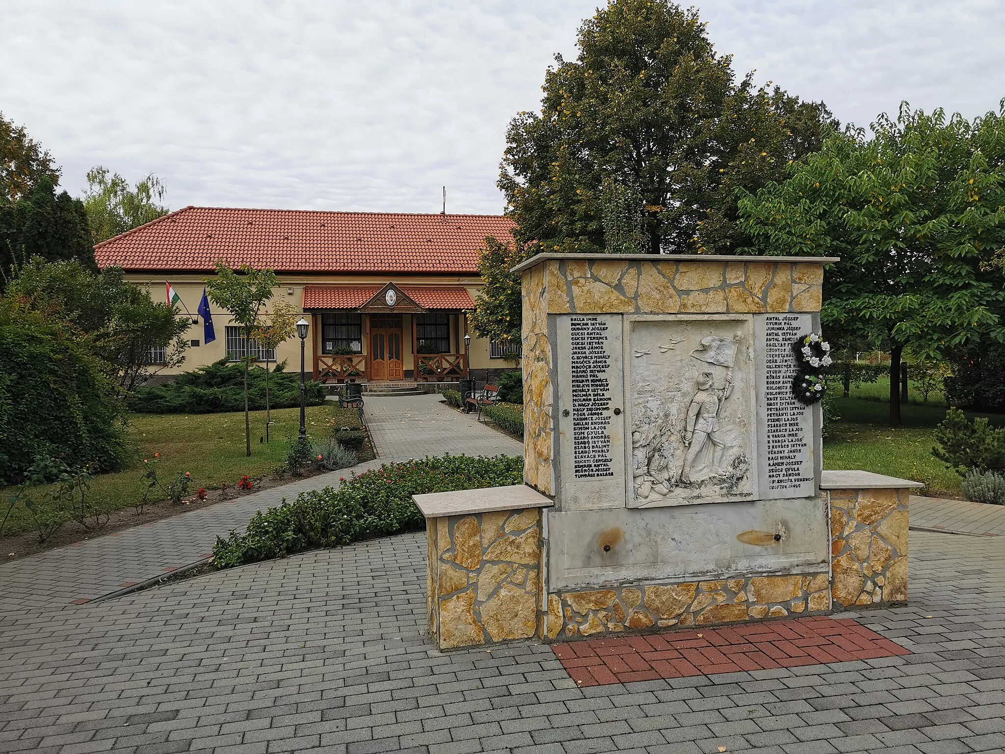 Photo showing: A polgármesteri hivatal a II. világháborús emlékművel, Soltszentimre