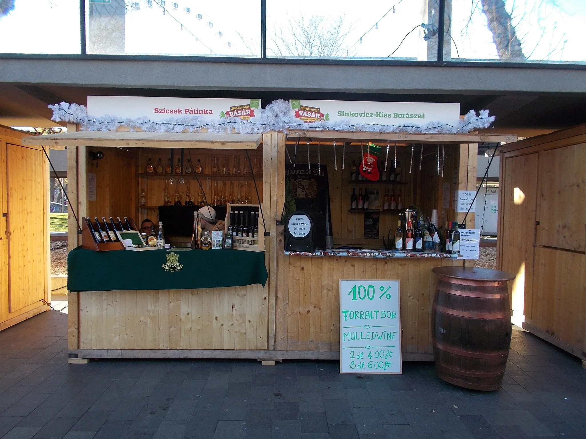 Photo showing: Christmas market in 2013 at Erzsébet Square. N. Szicsek Distillery and Sinkovicz-Kiss Winery. - Budapest District V., Hungary