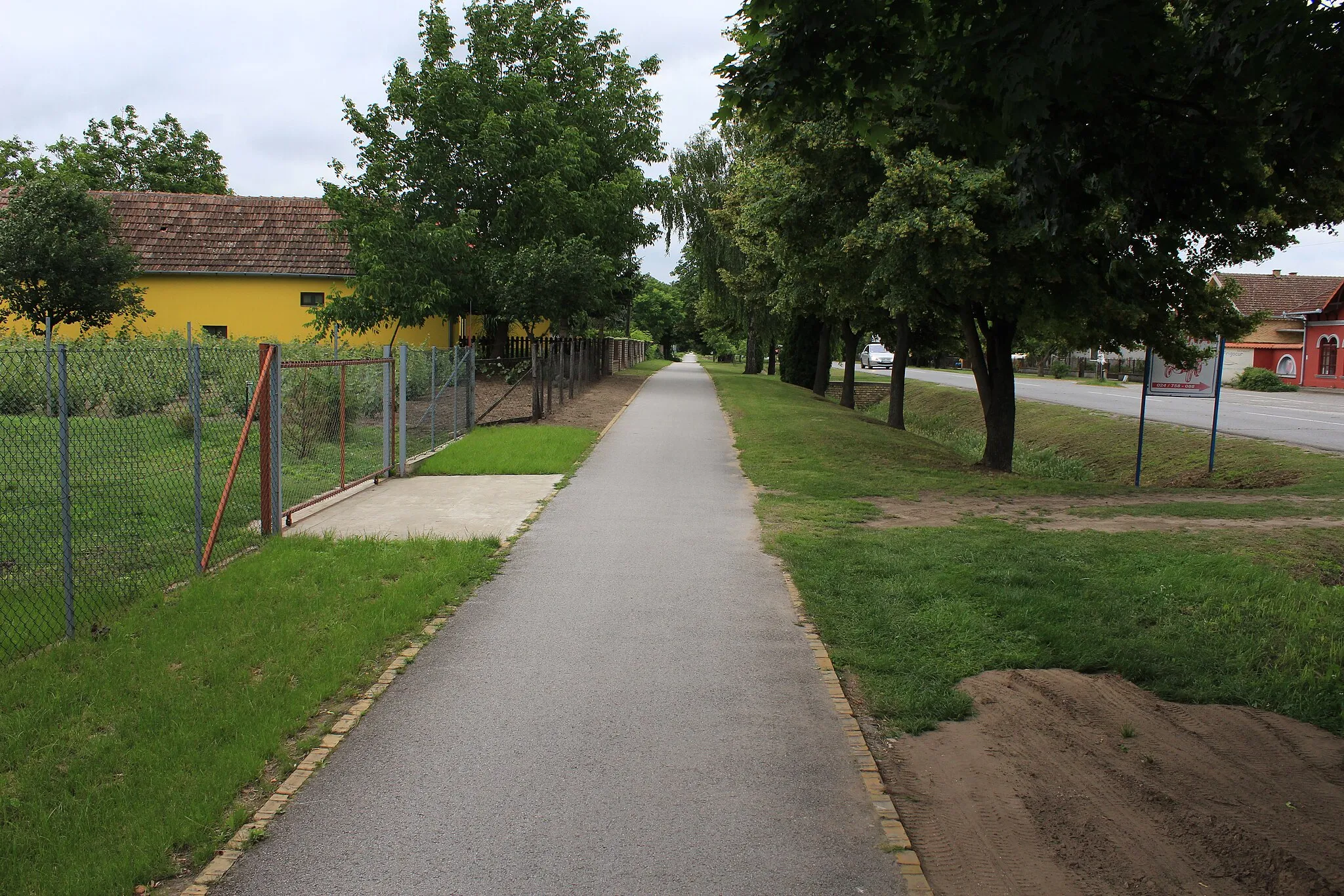 Photo showing: Biciklistička staza kroz selo Hajdukovo.