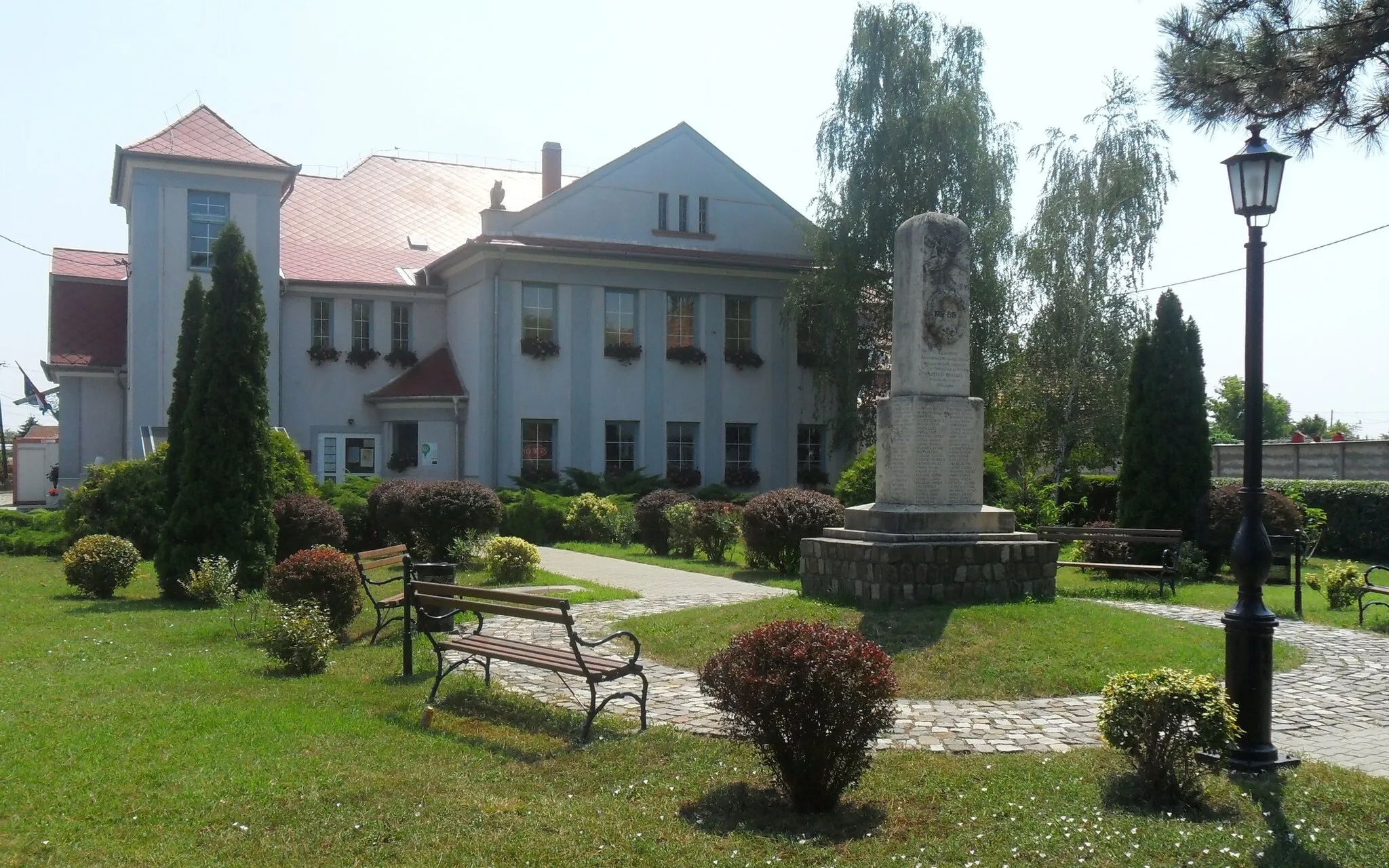 Photo showing: Cultural Centre and its park
