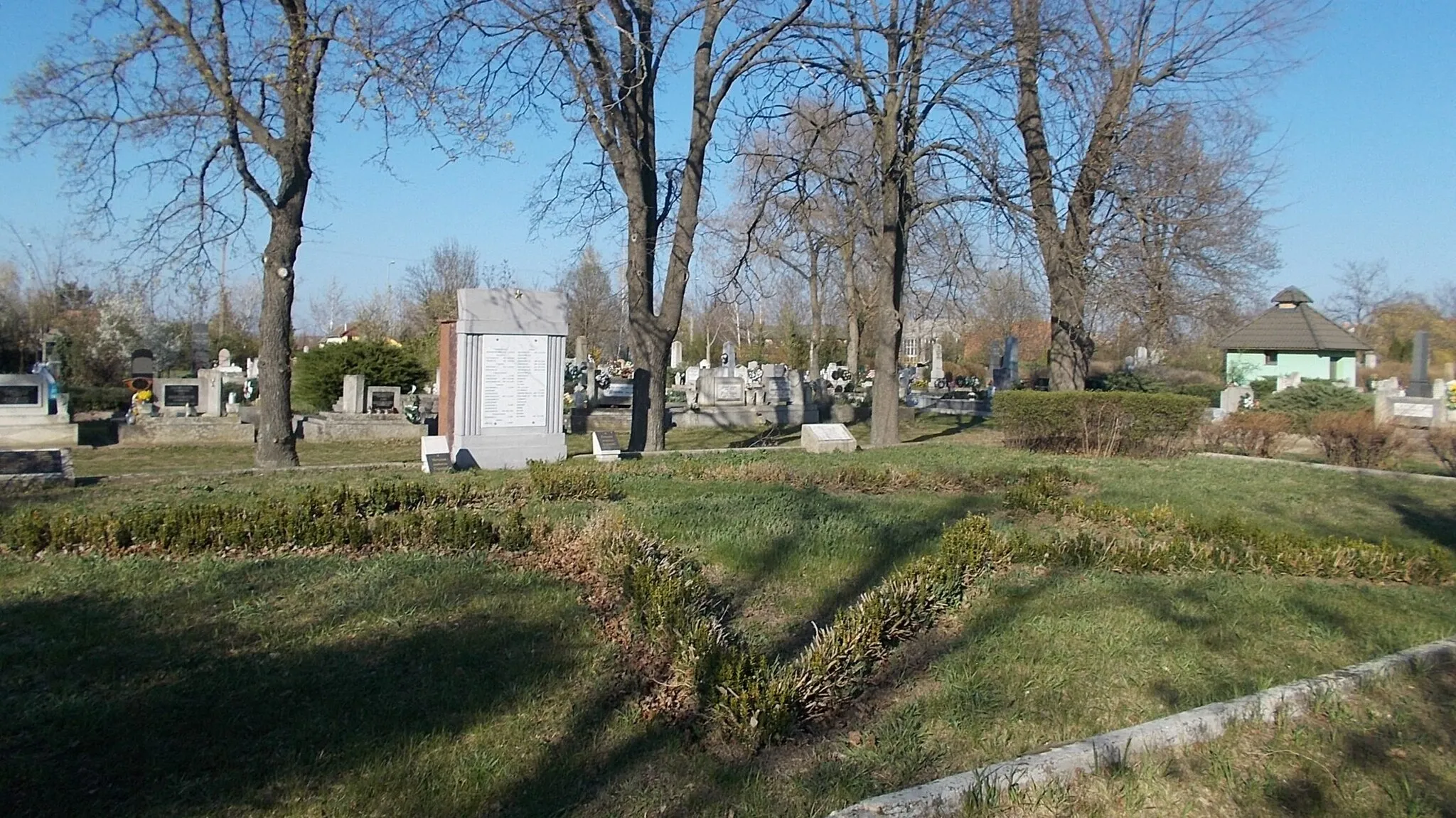 Photo showing: : Soviet military cemetery in the Reformed Cemetery of Felsőrész. - Szolnok and Temető streets corner, Mezőtúr, Jász-Nagykun-Szolnok County, Hungary.