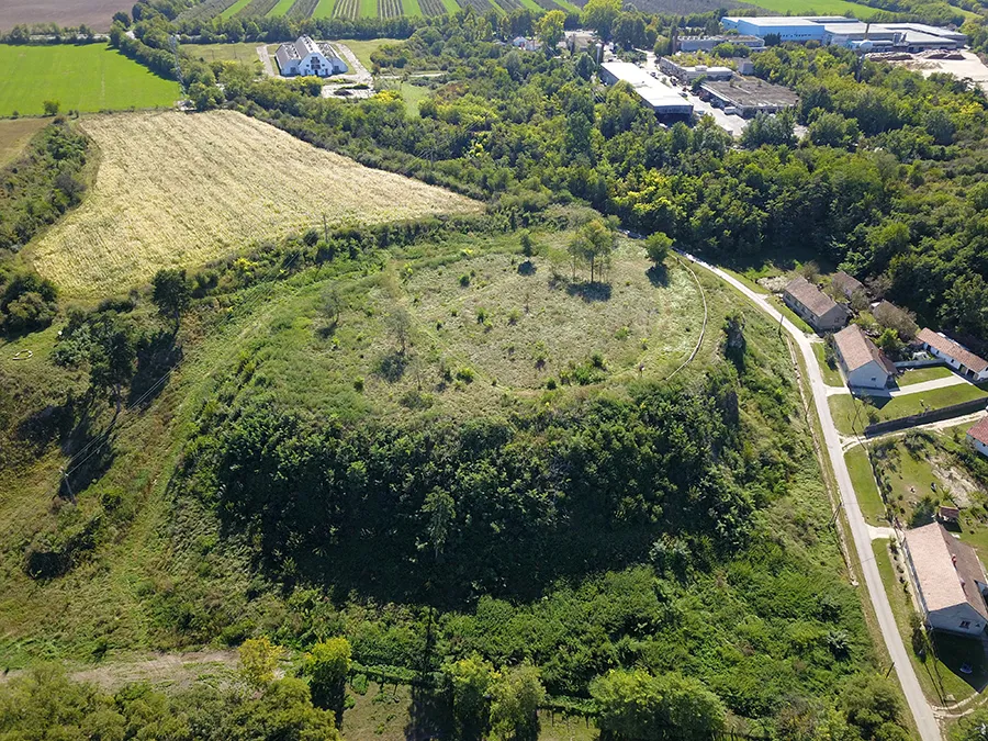 Photo showing: Hild-Érsekhalom, földvár légi fotón