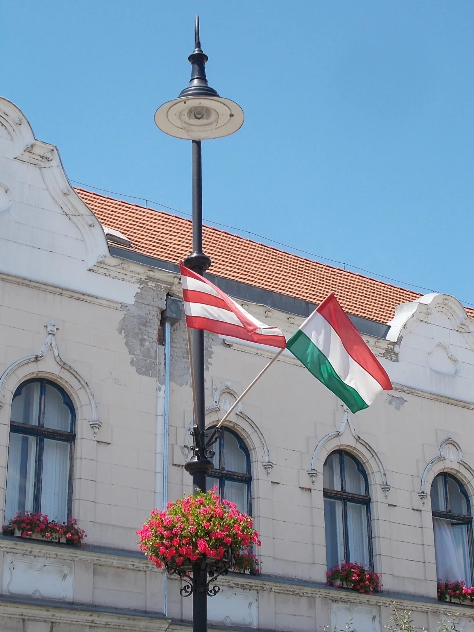 Photo showing: : Listed former? Town Hall  with fire tower built in secessionist style in 1901 in the place of the medieval Town Hall. Now District Court. The rendering of the ground floor cobblestone  Renessaince stylee, the first floor with pointed tulips over every second windows are Gothic elements. The old town hall rebuilt in several time in the 17th century. The earliest picture about this is s 1800s etching. - 25 Kossuth Lajos street, Ráckeve, Pest County.