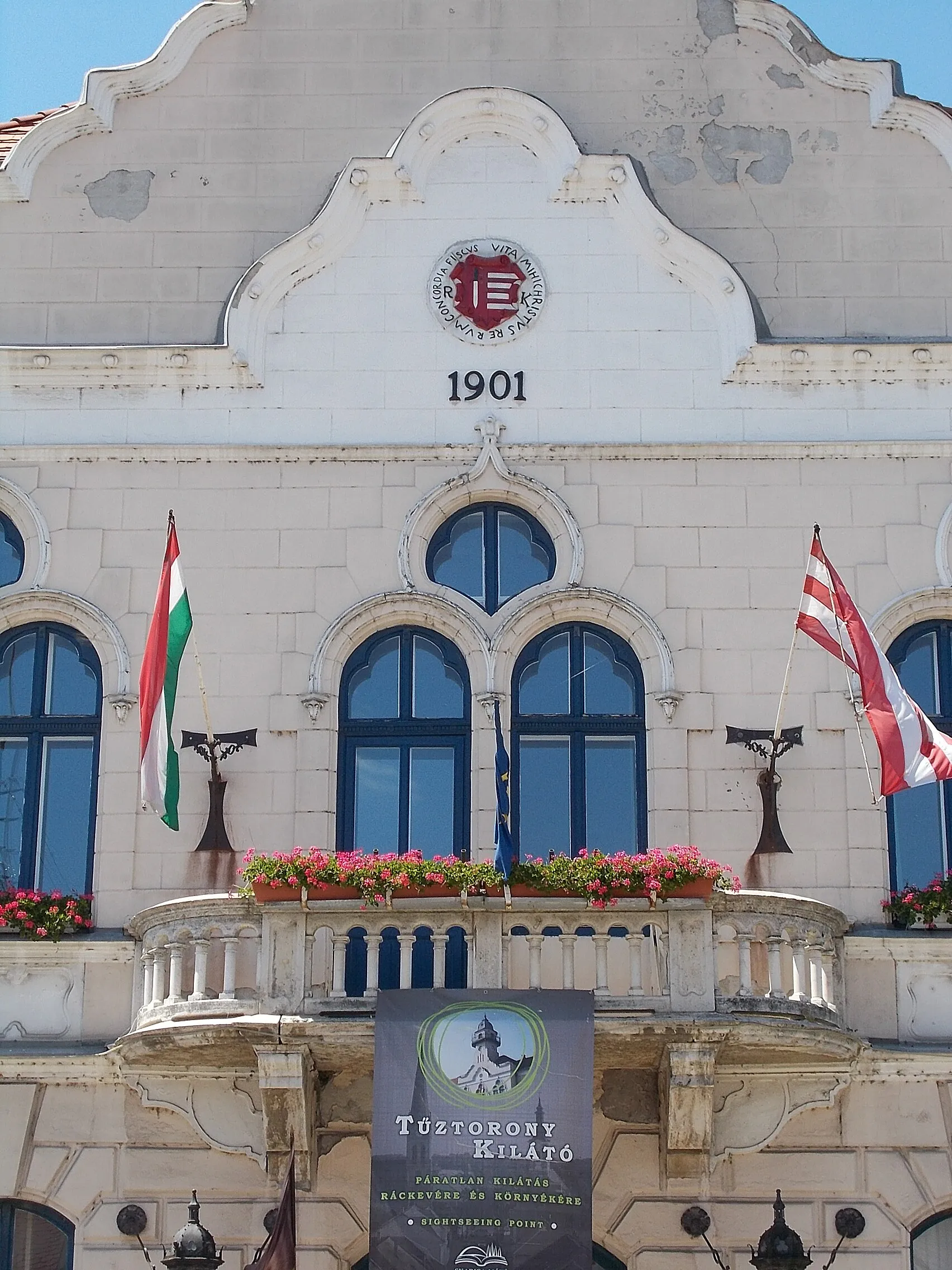 Photo showing: : Listed former Town Hall  with fire tower built in secessionist style in 1901 in the place of the medieval Town Hall. Now District Court. - 25 Kossuth Lajos street, Ráckeve, Pest County.