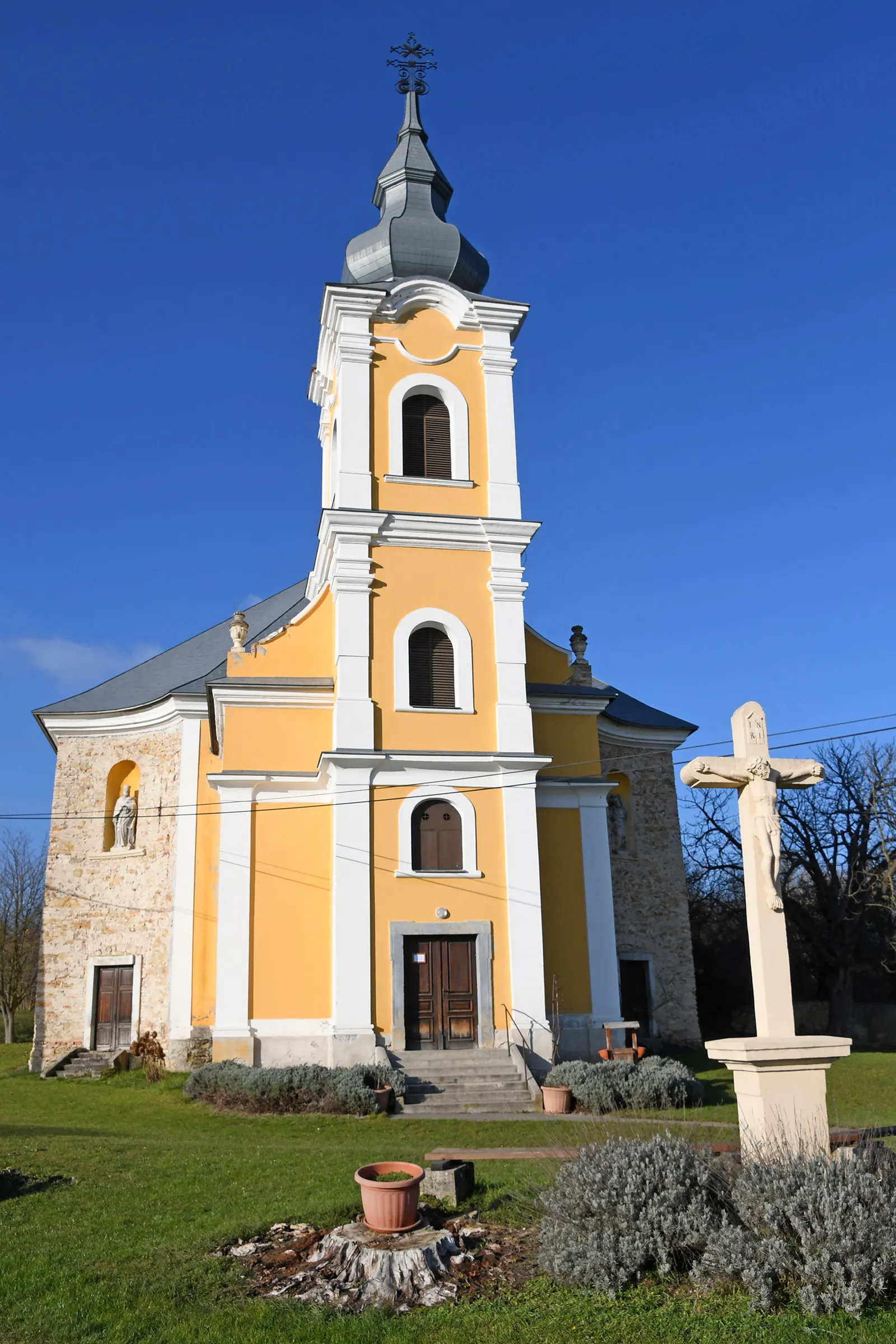 Photo showing: Roman Catholic church in Erdősmecske