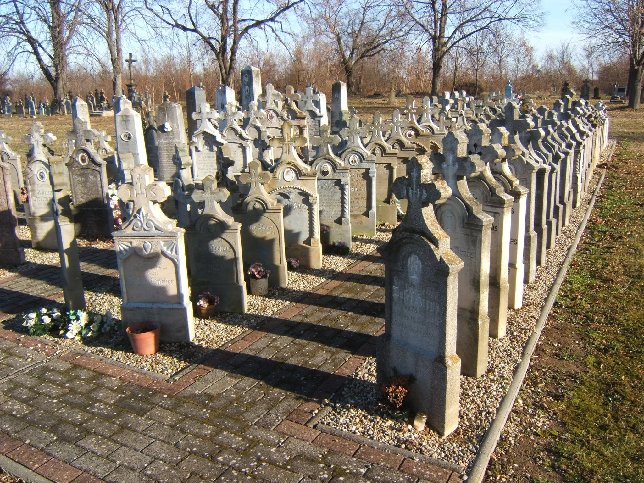 Photo showing: Palotabozsok, régi sírkövek a temetőben