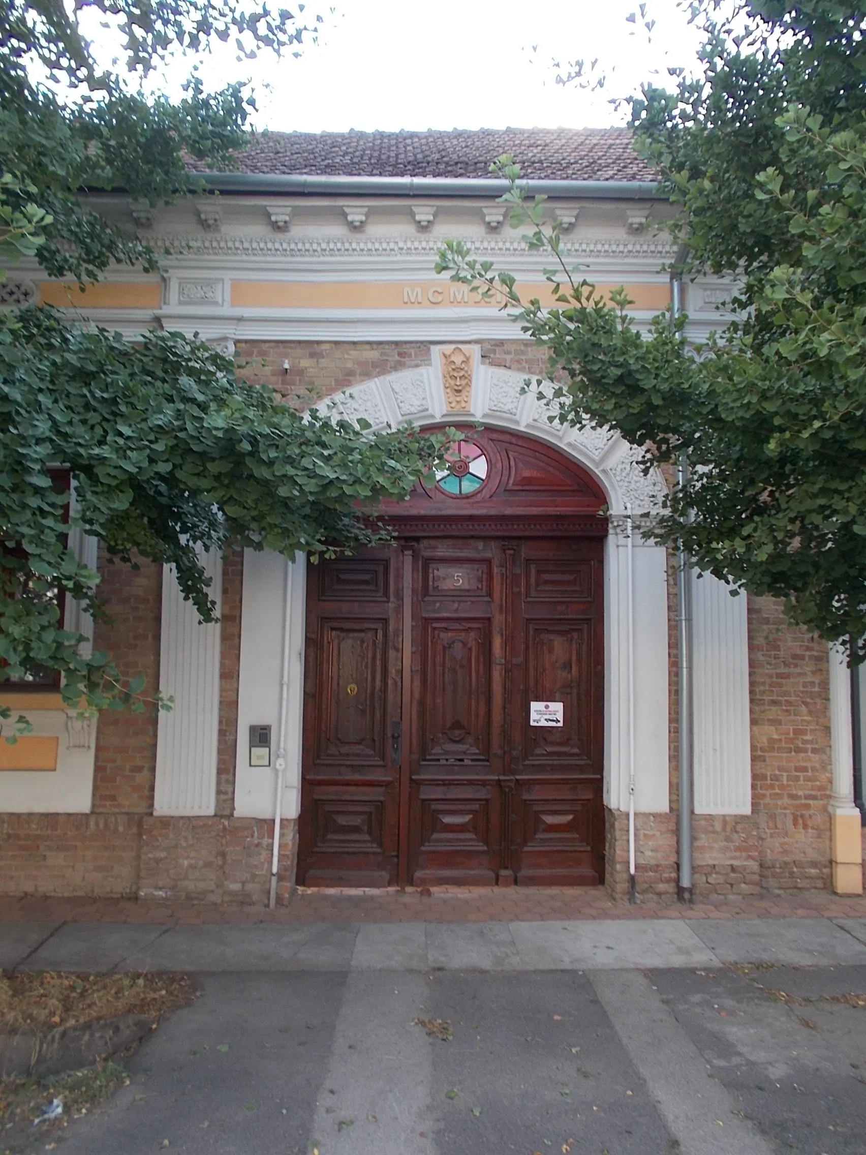 Photo showing: Civic house. Built in 1912. Local grade listed - 5 Thék Endre Street, Orosháza, Békés County, Hungary.