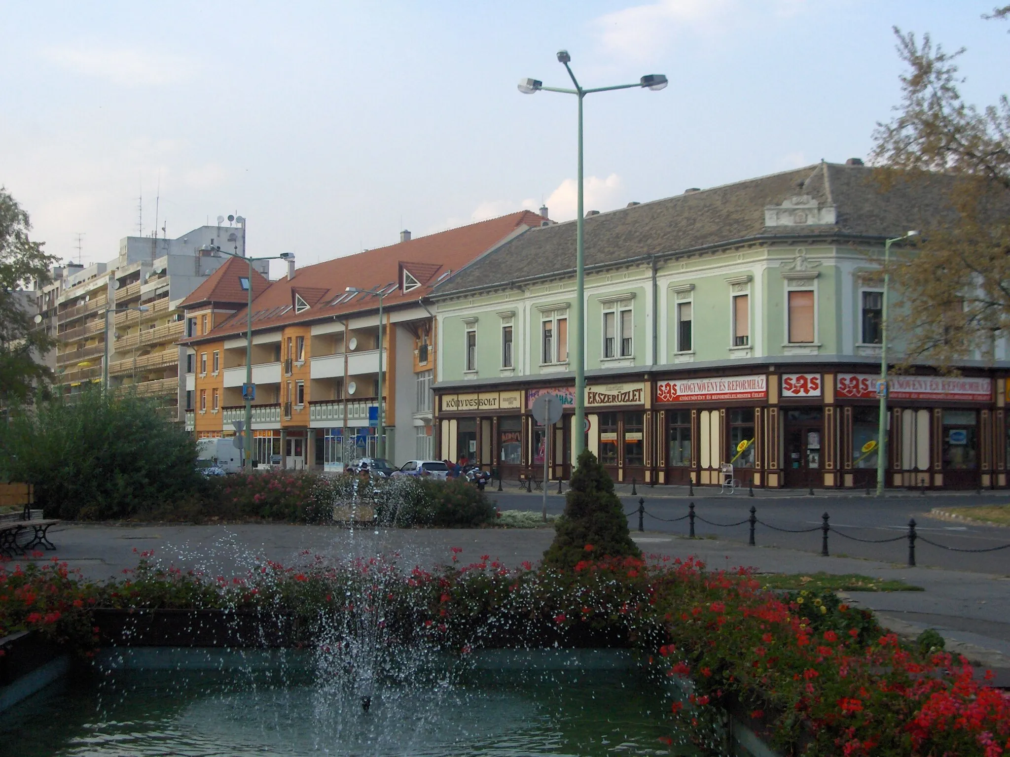 Photo showing: Orosháza, Kossuth Lajos u. 2 és a sarkon a Győri Vilmos tér 1 szám