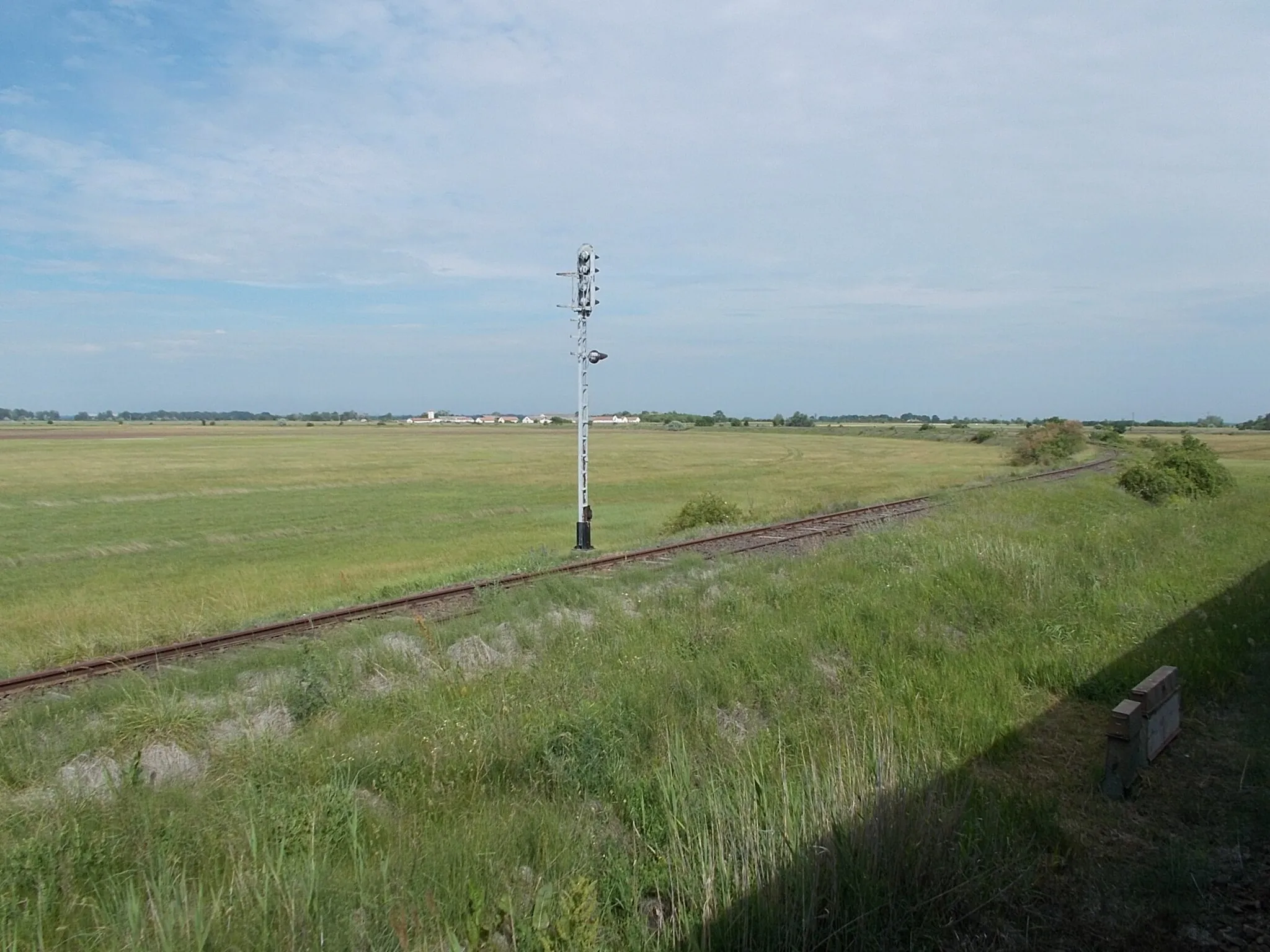 Photo showing: : Kunszentmiklós-Tass–Dunapataj railway line, railway signal part of the Bösztör rail junction. - Tass, Bács-Kiskun County, Hungary