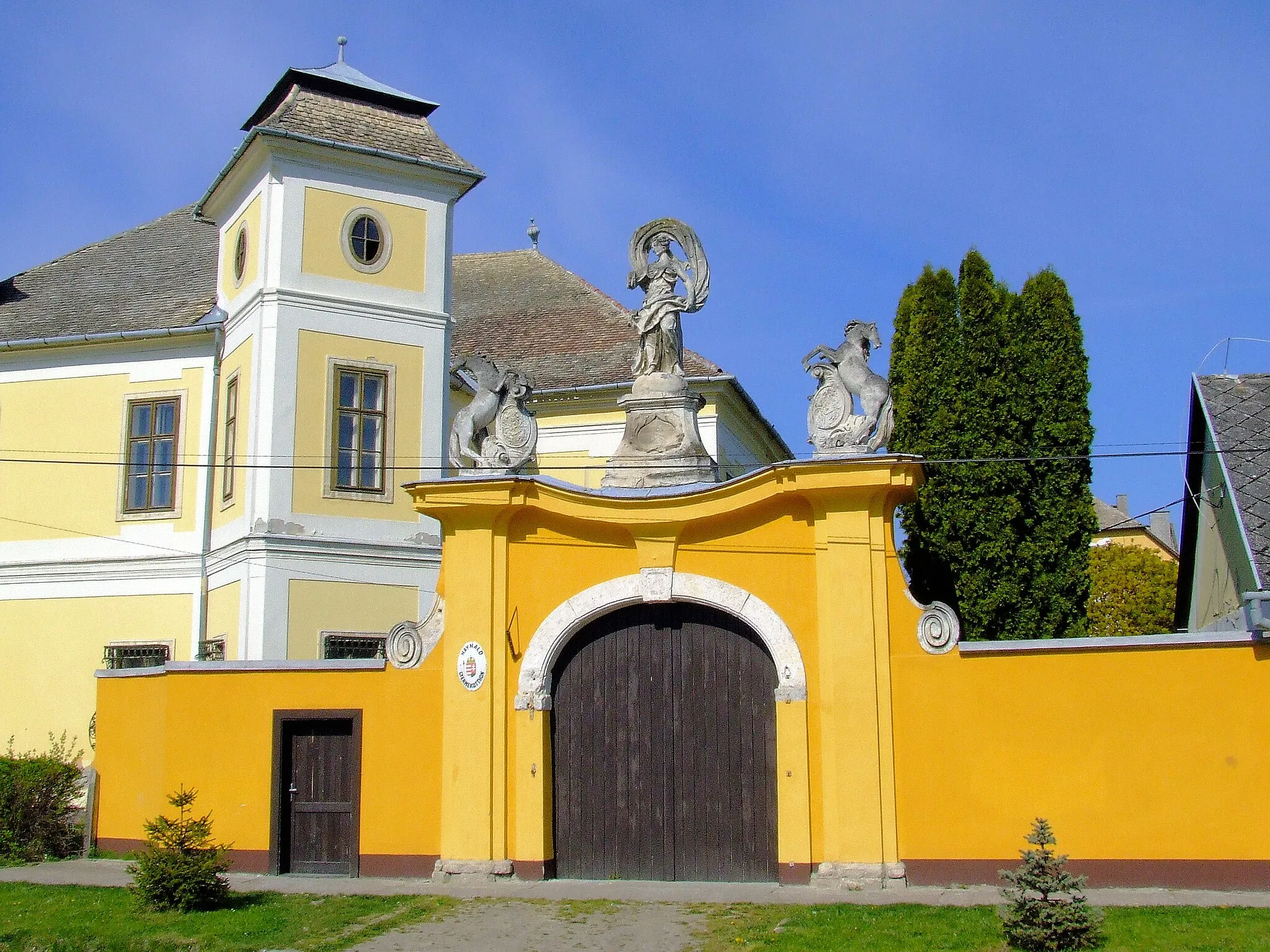 Photo showing: A hajósi érseki kastély kapuja. Építette a kalocsai érsek 1739-ben