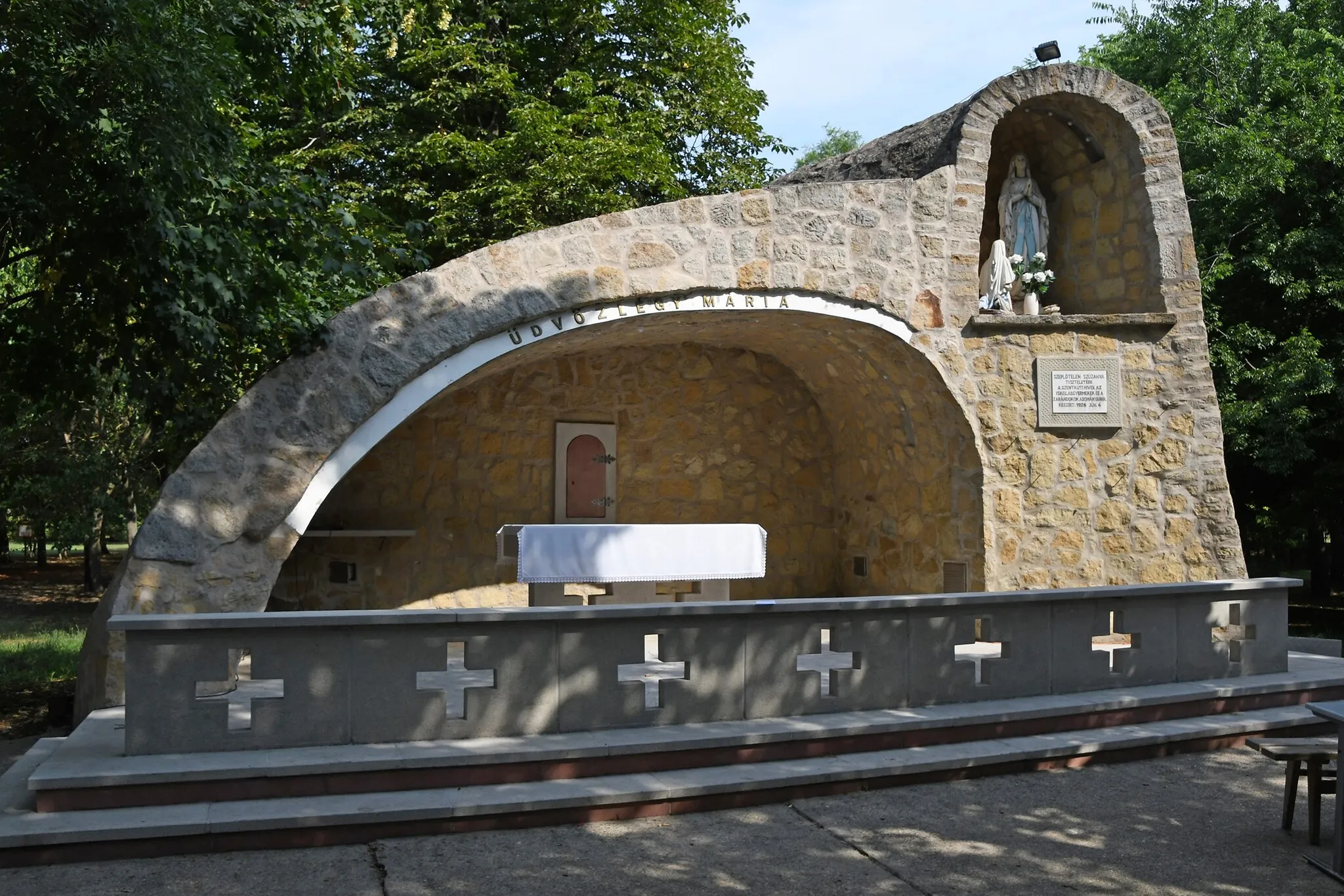 Photo showing: Lourdes Grotto at the Pálosszentkút pilgrimage site, Hungary