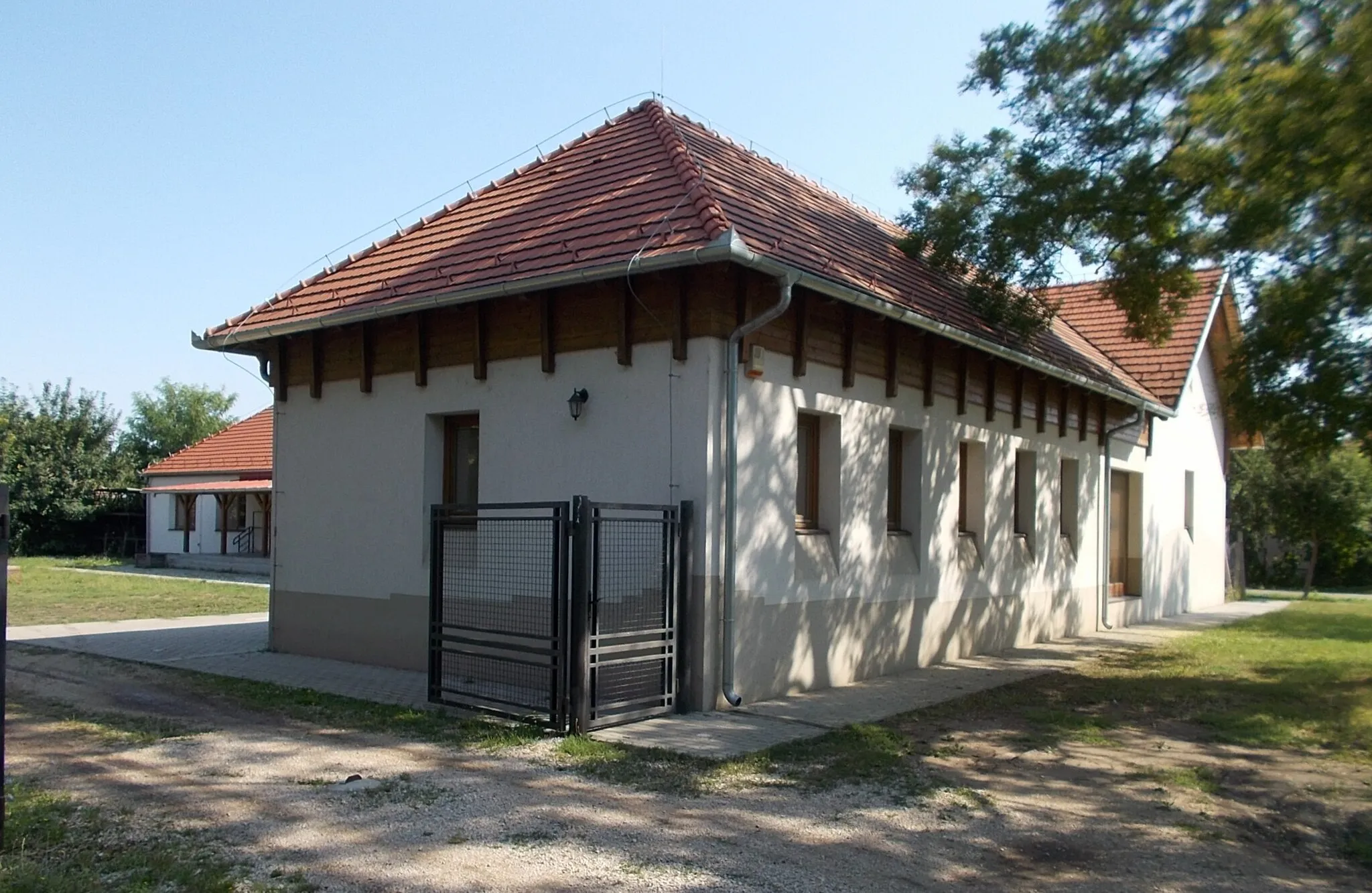 Photo showing: : Pilgrim Accommodation. Former school building. Built in 1958. Remodelled in 2010s. - Erkel Ferenc utca and Szabadság utca corner, Tasskertes neighborhood, Kunszentmiklós, Bács-Kiskun County, Hungary.