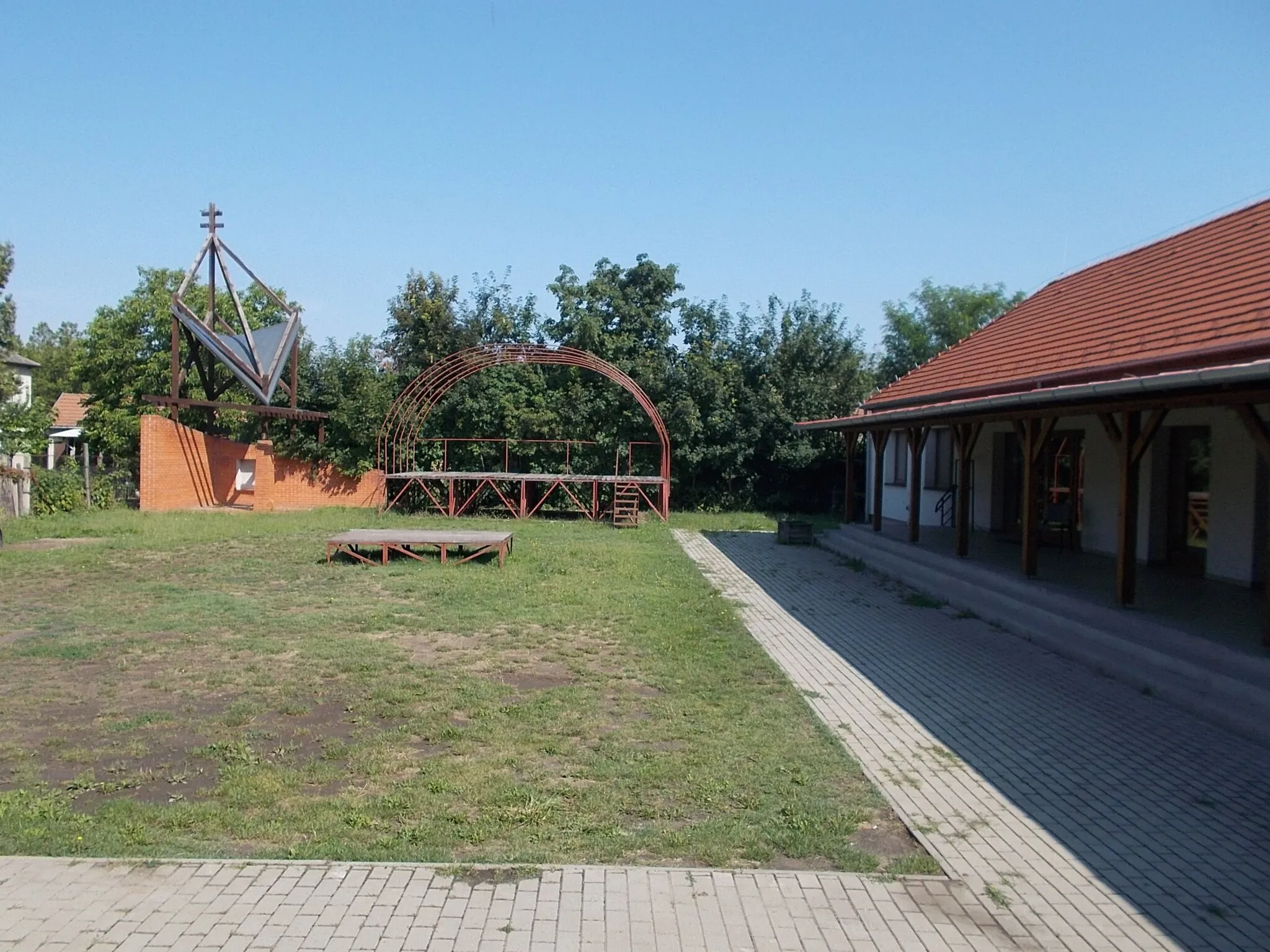 Photo showing: : Pilgrim Accommodation, courtyard - Erkel Ferenc utca and Szabadság utca corner, Tasskertes neighborhood, Kunszentmiklós, Bács-Kiskun County, Hungary.