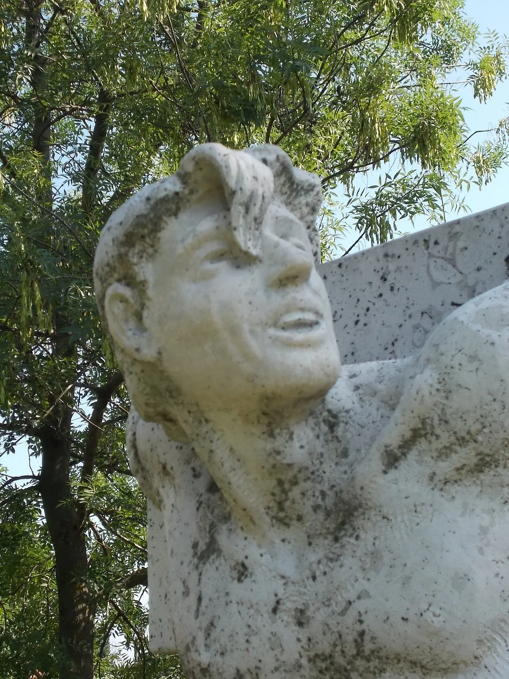 Photo showing: : Penitent thief or Saint Dismas or simply Dismas by László Dinyés (2016 limestone sculpture) in a public park before the Pilgrim Accommodation by Szabadság utca, Tasskertes neighborhood, Kunszentmiklós, Bács-Kiskun County, Hungary