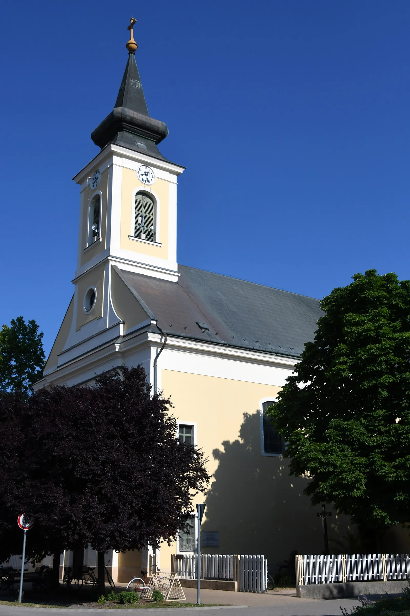 Photo showing: Roman Catholic church in Dusnok, Hungary