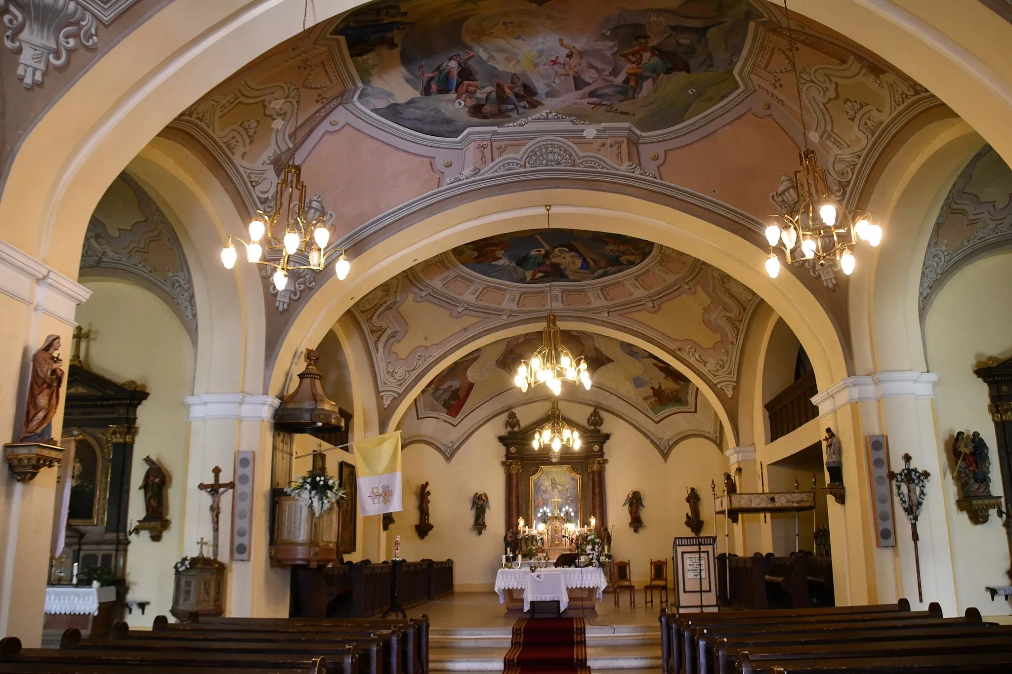 Photo showing: Interior of the Roman Catholic church in Katymár, Hungary