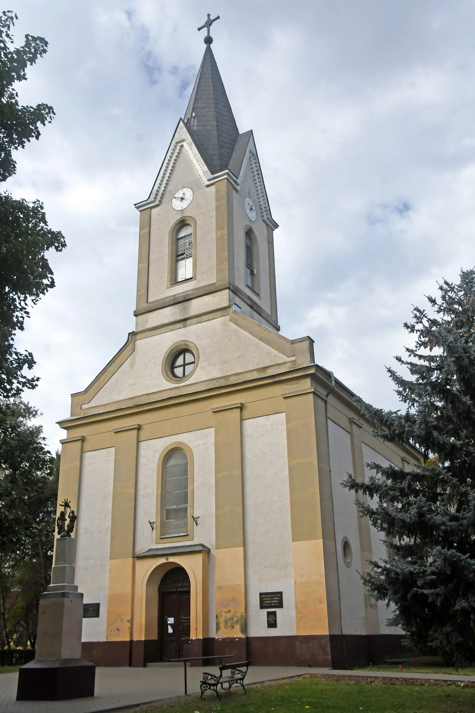 Photo showing: Roman Catholic church in Kunbaja, Hungary