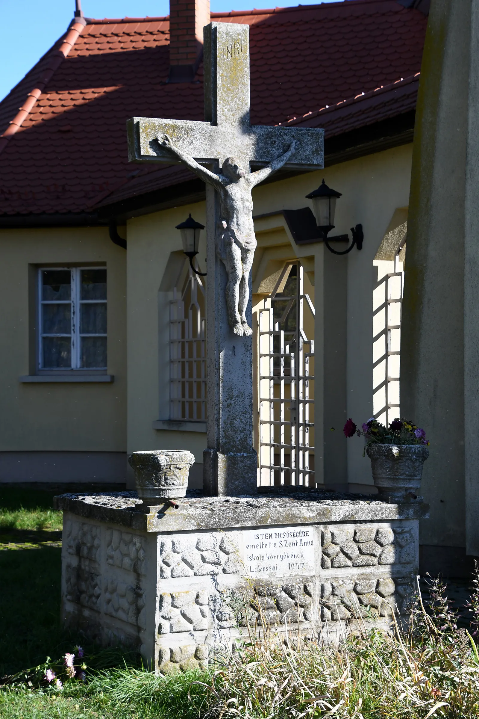 Photo showing: Stone crucifix in the Roman Catholic churchyard of Felgyő, Hungary
