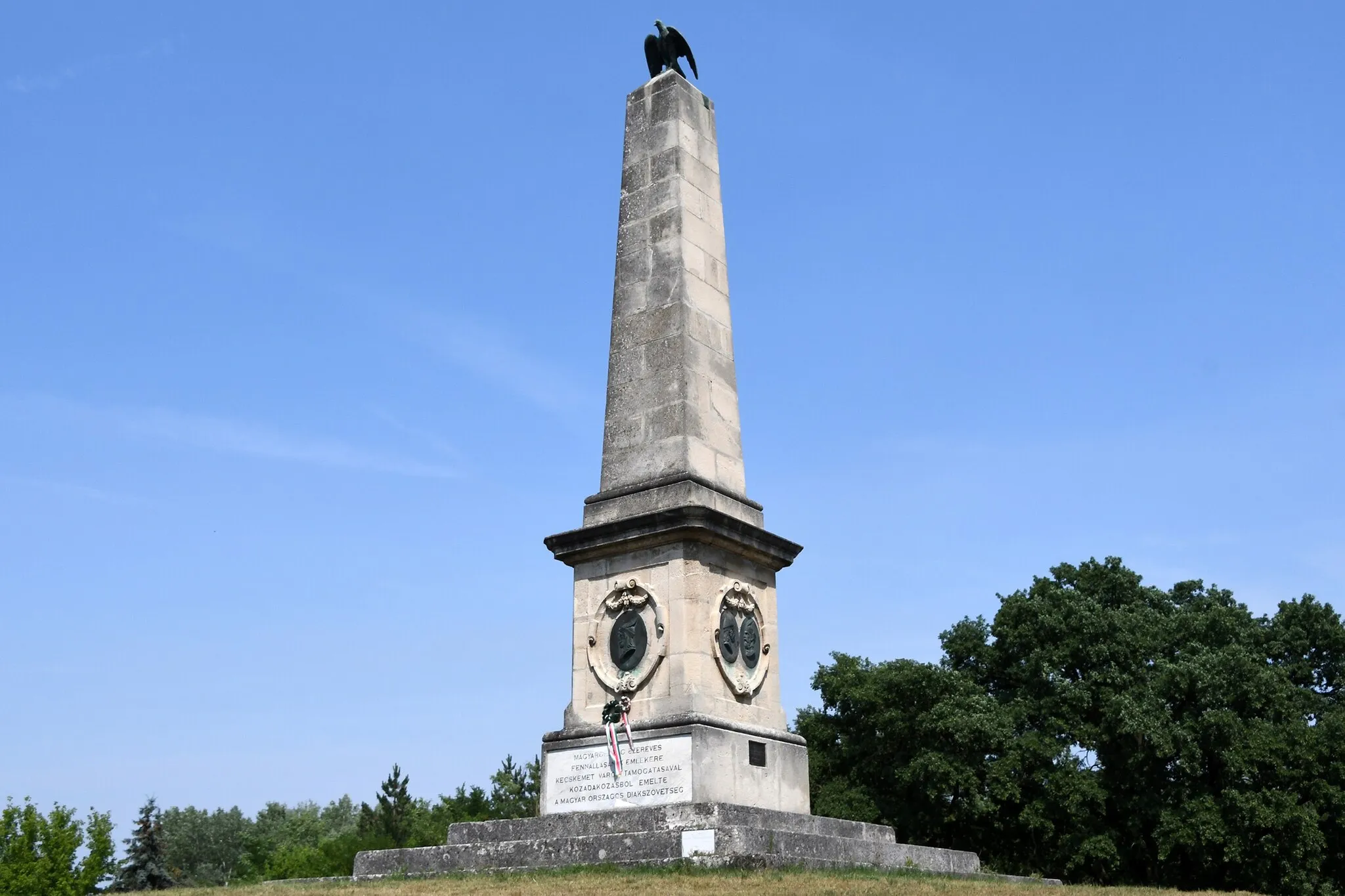 Photo showing: Memorial of the seven chieftains of the Magyars near Pusztaszer, erected in 1900