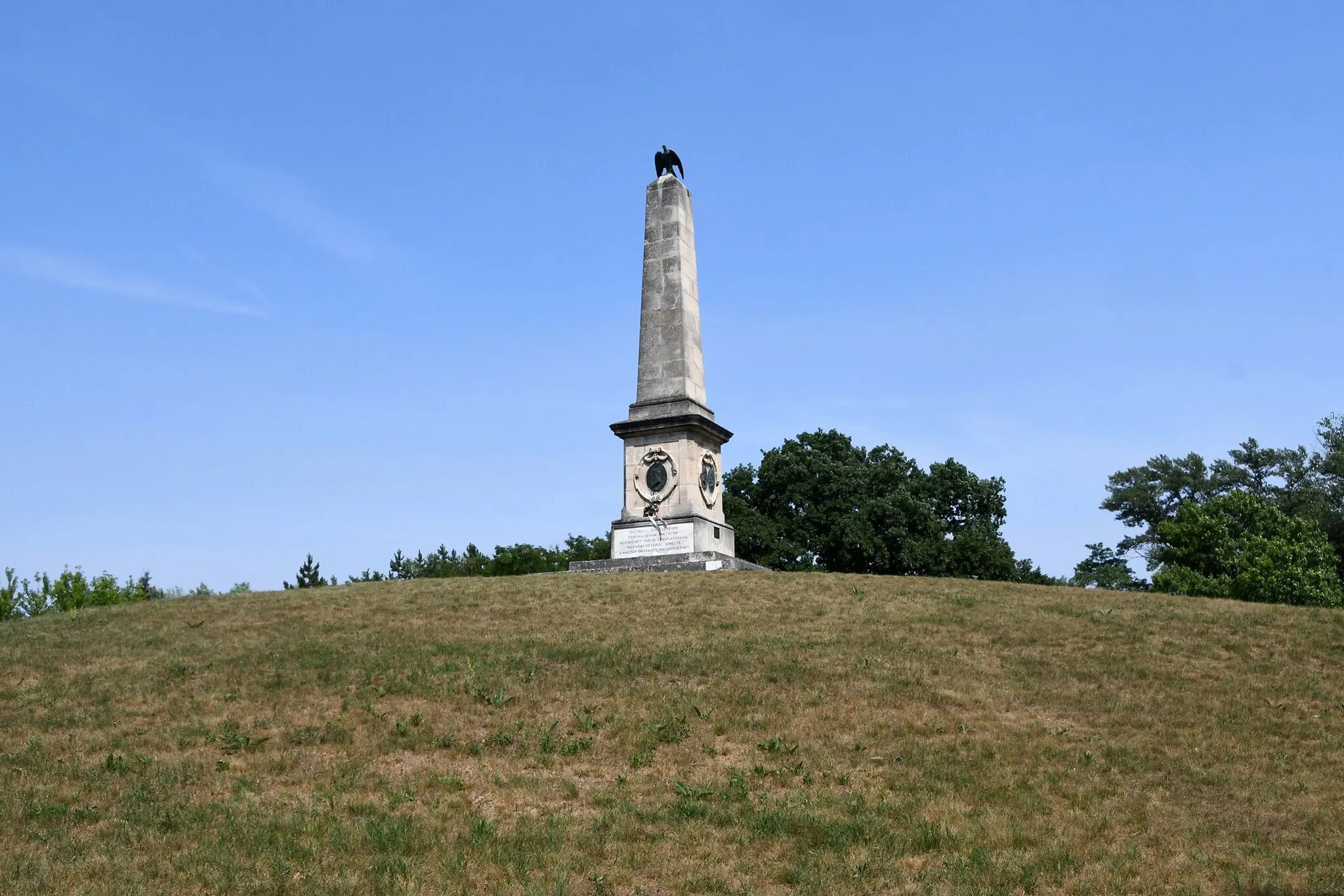 Photo showing: Memorial of the seven chieftains of the Magyars near Pusztaszer, erected in 1900