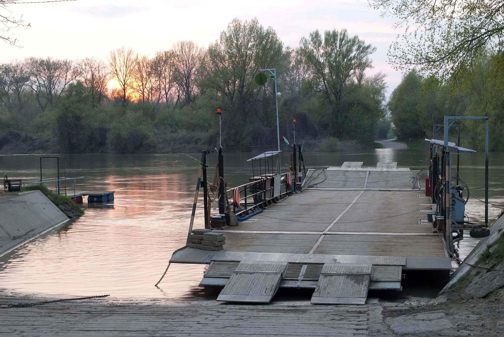 Photo showing: The cable ferry in Mindszent in the evening at sunset