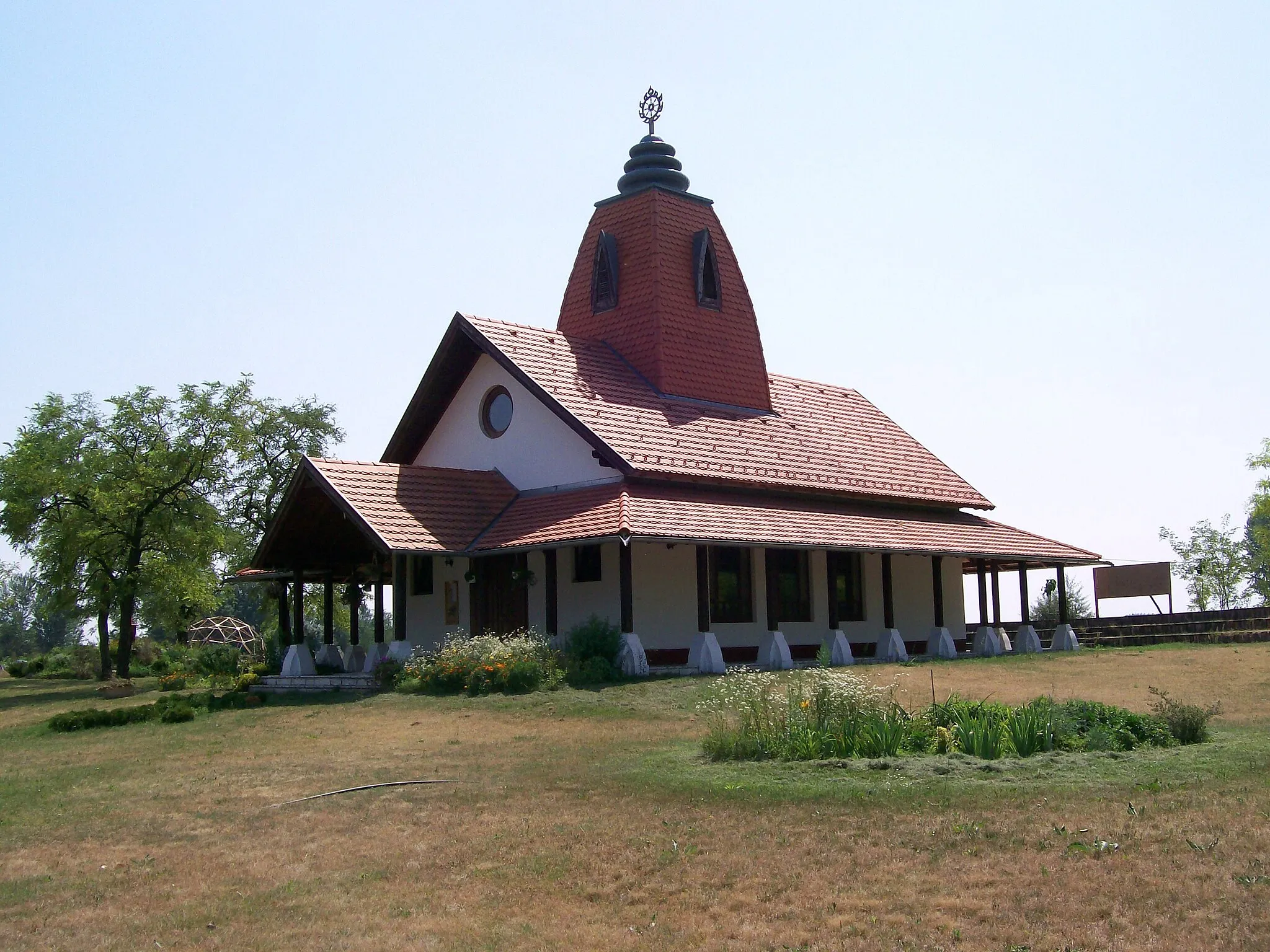 Photo showing: Hindu temple in Nandafalva (outside of Balástya, Hungary)