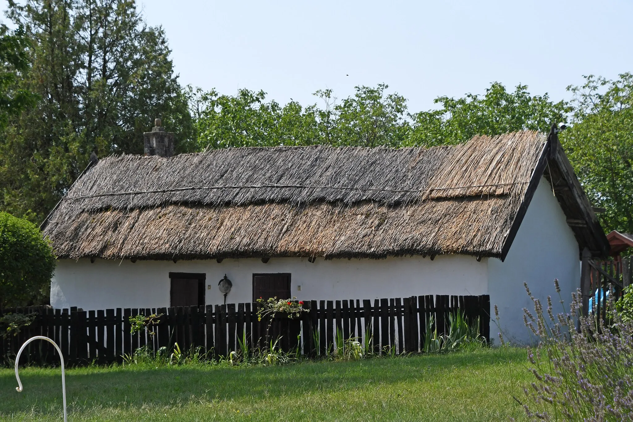 Photo showing: Farm building near Szatymat