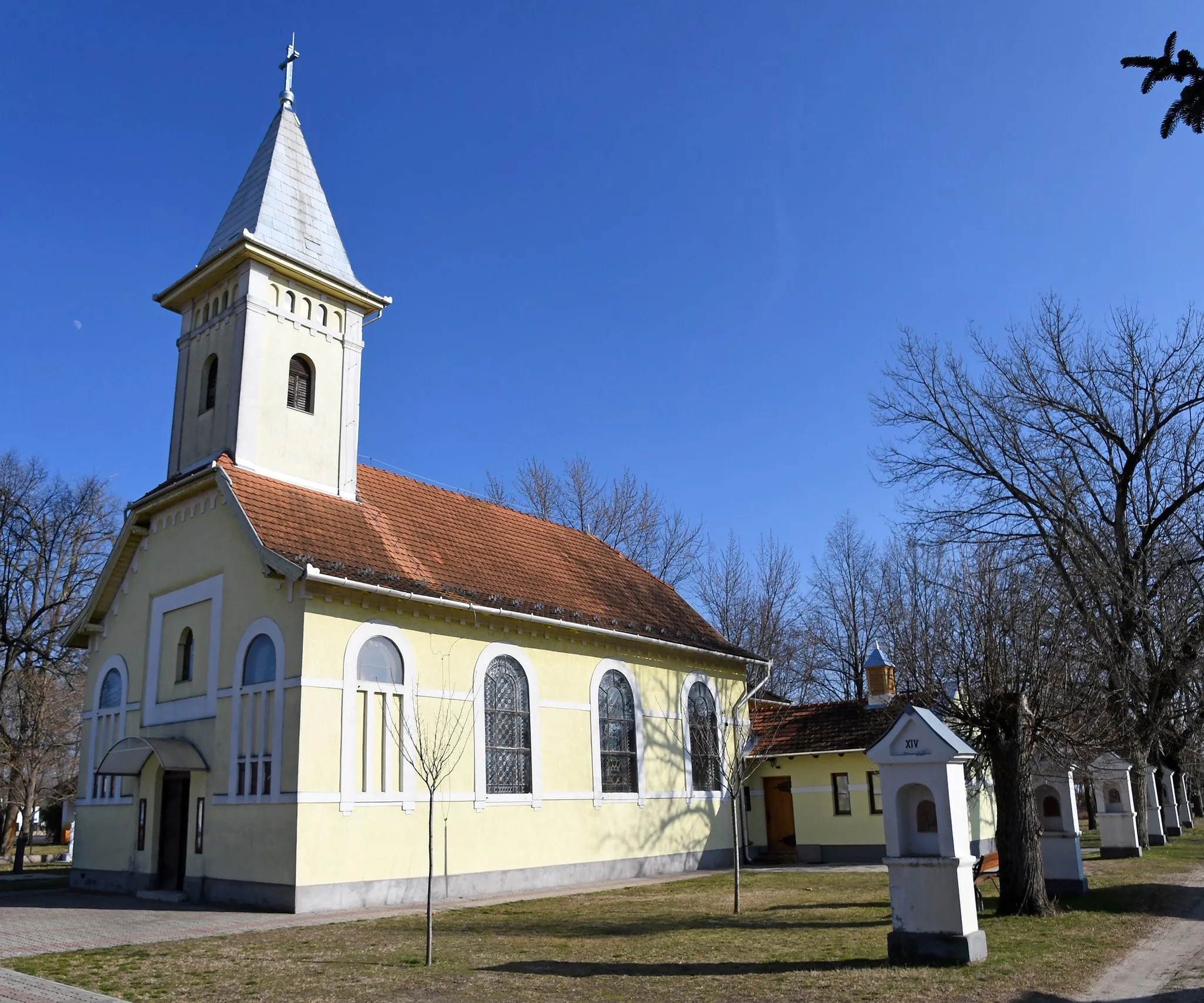 Photo showing: Roman Catholic church and calvary in Zákányszék, Hungary