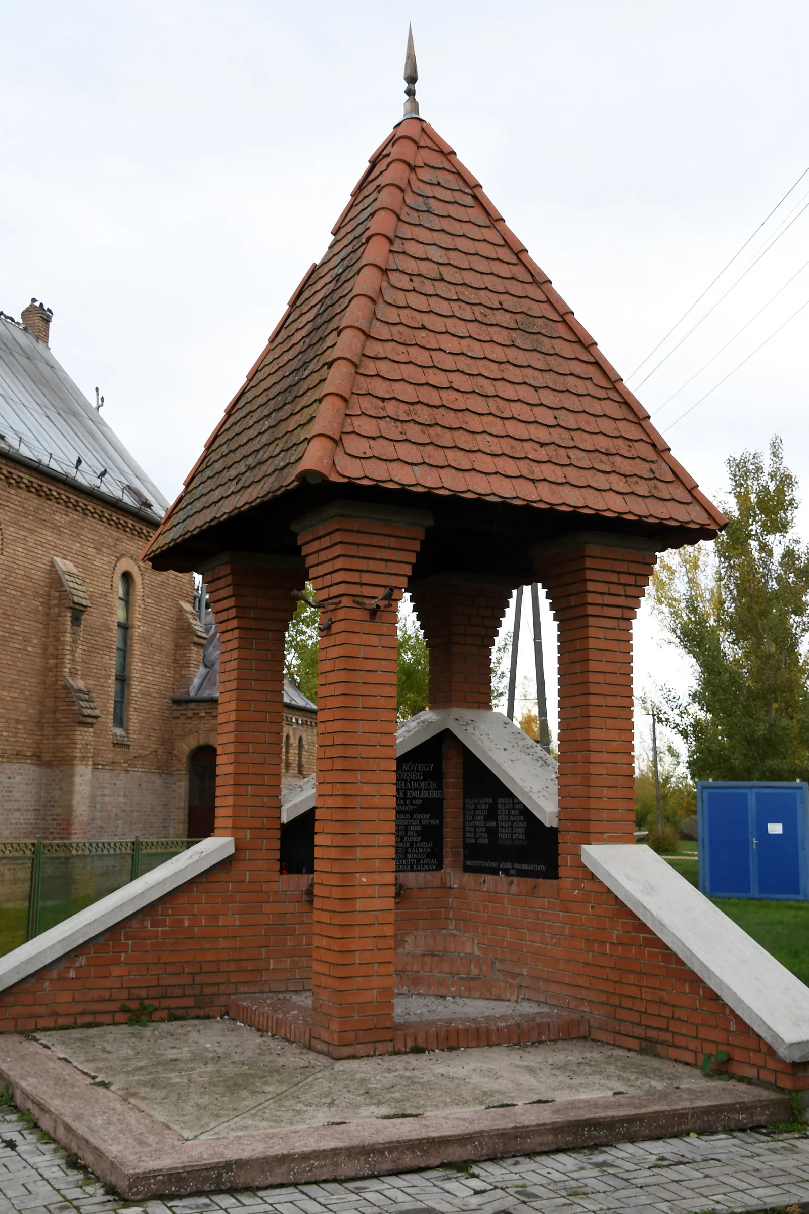 Photo showing: World War II memorial in Kövegy, Hungary