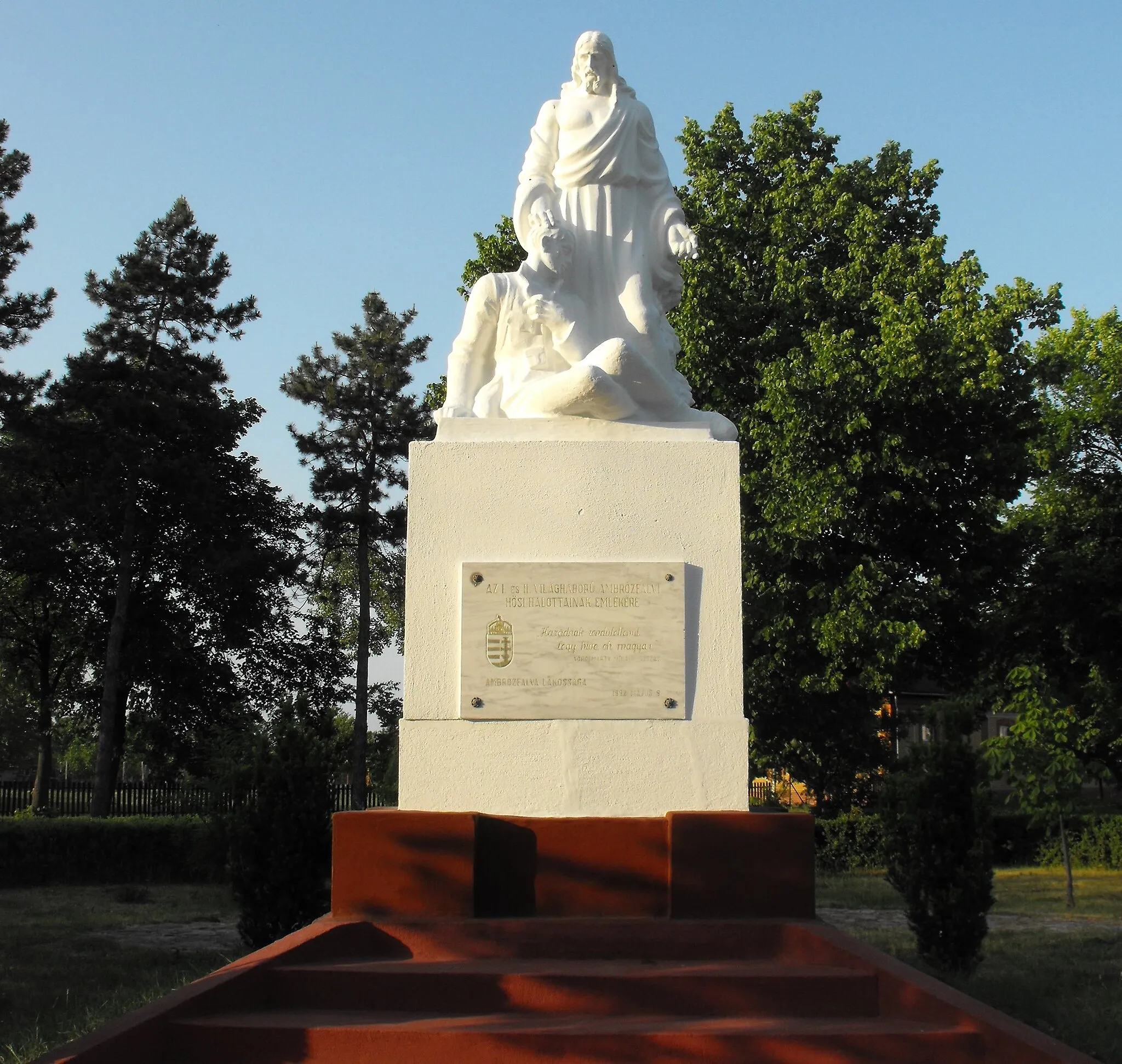 Photo showing: Monument in Ambrózfalva, Hungary, commemorating to the victims of the First and the Second World War.