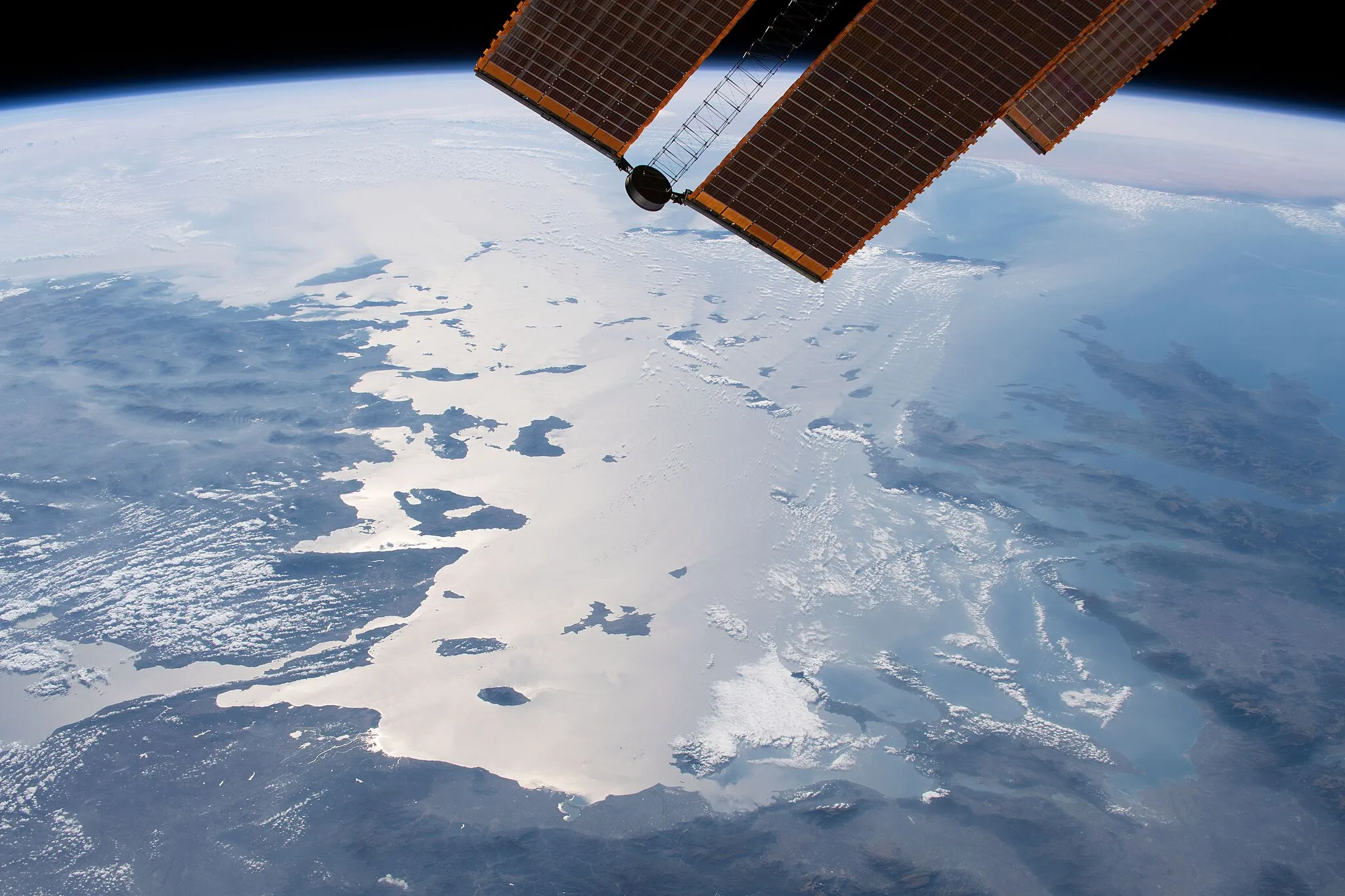 Photo showing: View of Earth taken during ISS Expedition 61.