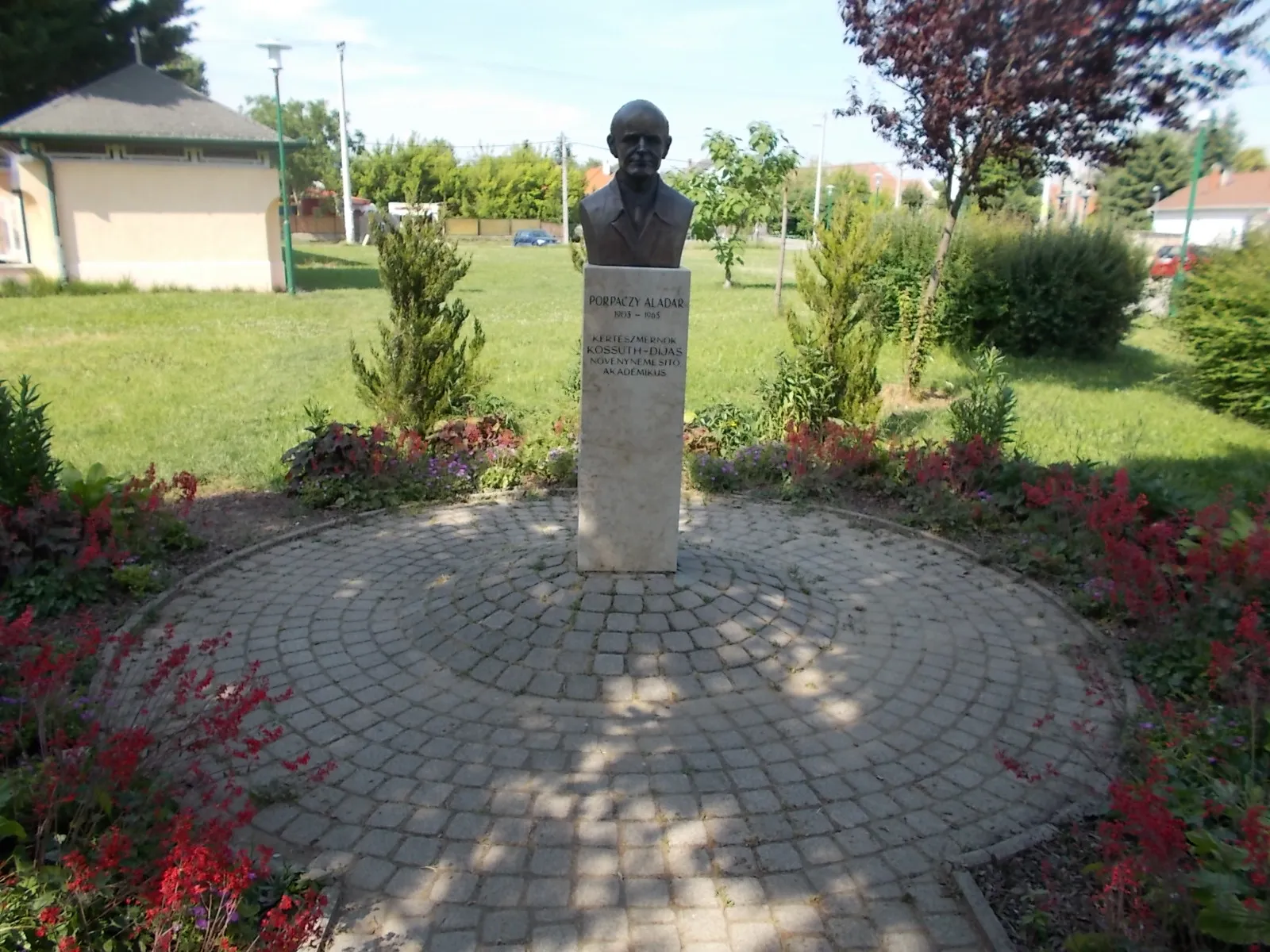 Photo showing: : Bust of Aladár Porpáczy by János Seres. - Huszár Street, Pomáz, Pest County, Hungary.