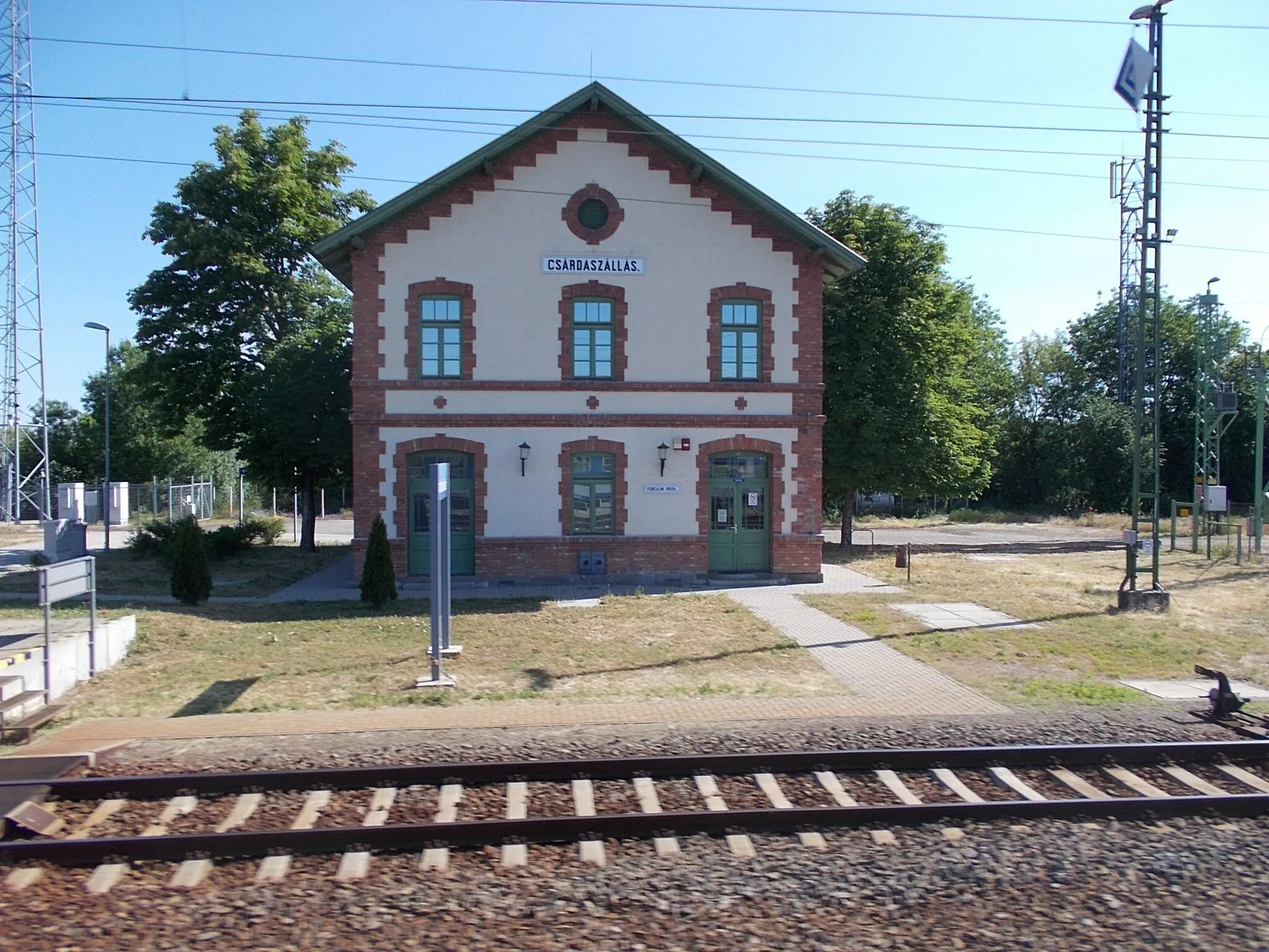 Photo showing: Railway station station building- Csárdaszállás, Békés County, Hungary.