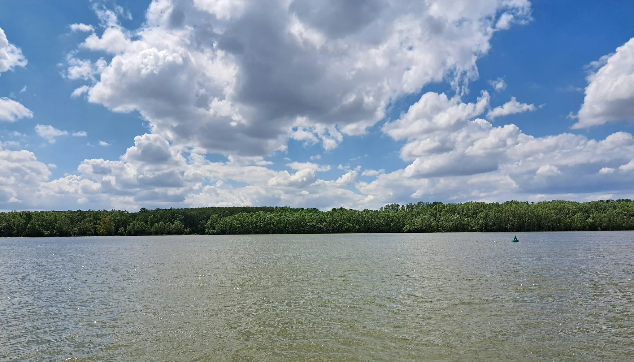 Photo showing: Donau.zwischen km 1520 und 1870 in Richtung Bratislava. Vom Schiff Amadeus Symphony (ship, 2003) aus gesehen. Die Kilometerabgabe bezieht sich von Passau mit 2223 km und Schwarzen Meer mit 0 km