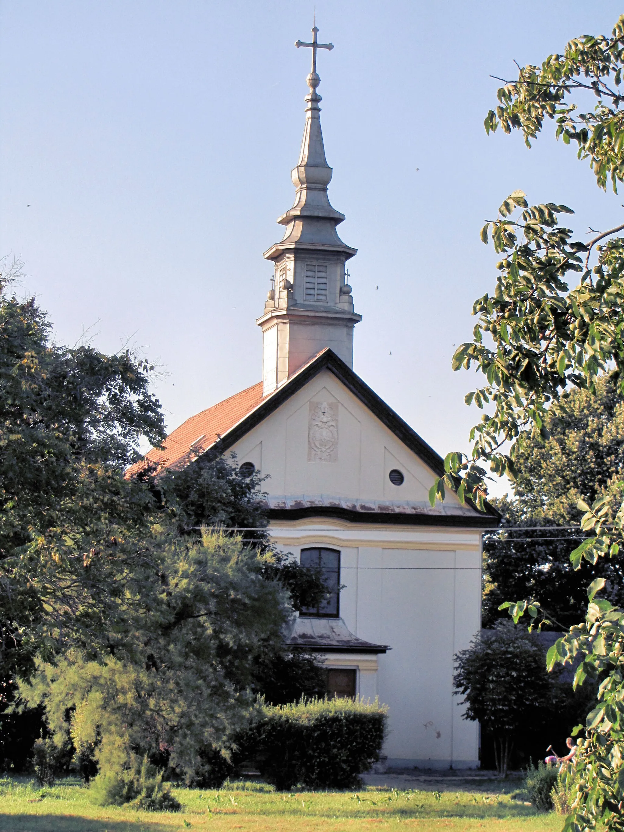 Photo showing: Roman Catholic church, Nagykarácsony, Hungary.