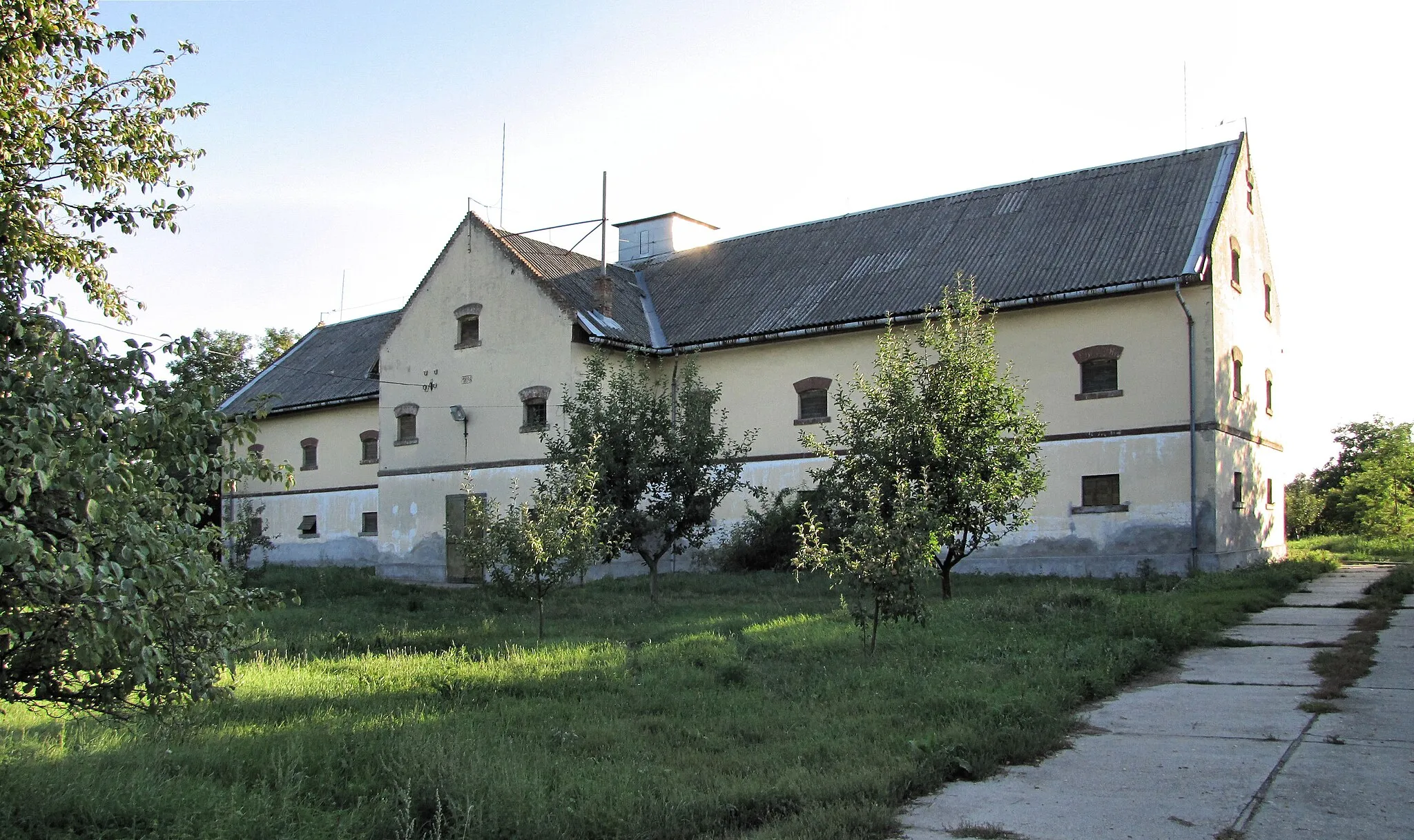 Photo showing: Nagykarácsony, granary, built in 1896.