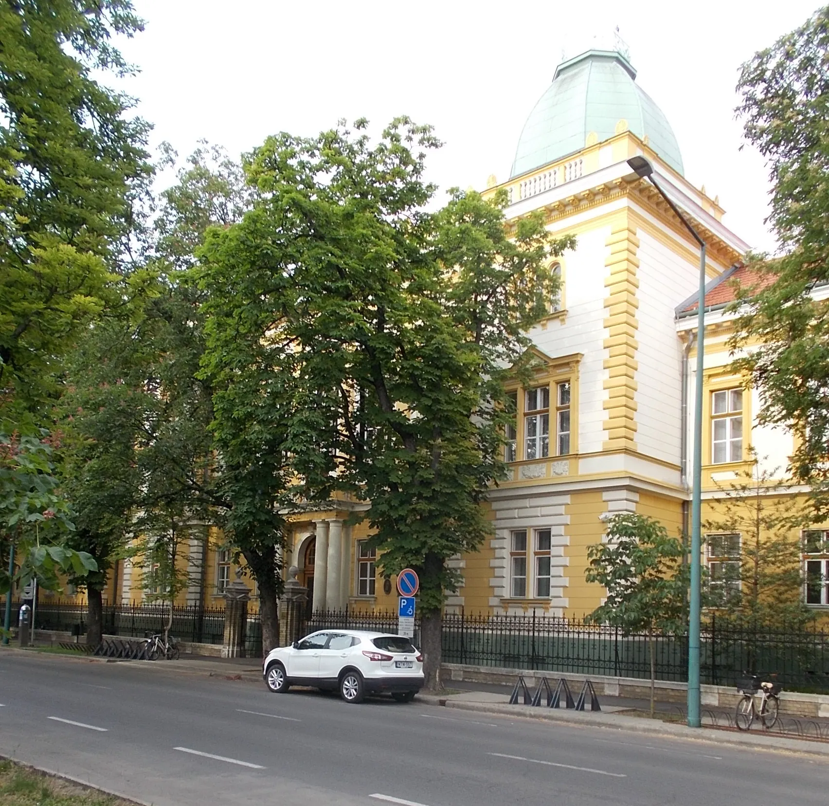 Photo showing: Built to Palace of Justice. Architect Gyula Wagner. Built in 1899. Historicist style. Three street bordered plot. Two and three storey wings with two courtyards. Tiled gable roof. A three storey new wing connected to the main building (at NE corner). Judgement of Solomon by Gustáv Veres (1899) on the ceiling of the foyer hall. - 38 Béke Street (Road 4219), Gyula, Békés County, Hungary.