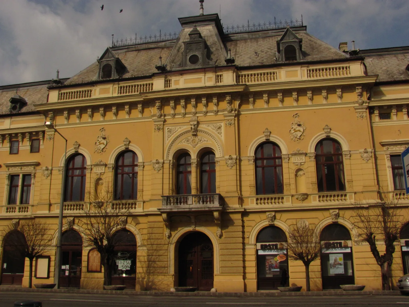 Photo showing: A képen a szarvasi Árpád Szálló épülete látható. Azonosító -3345. 1895-1896 között szecessziós stílusban a millenniumi ünnepségek alkalmából építették. - Békés m., Szarvas, Szabadság út 32.