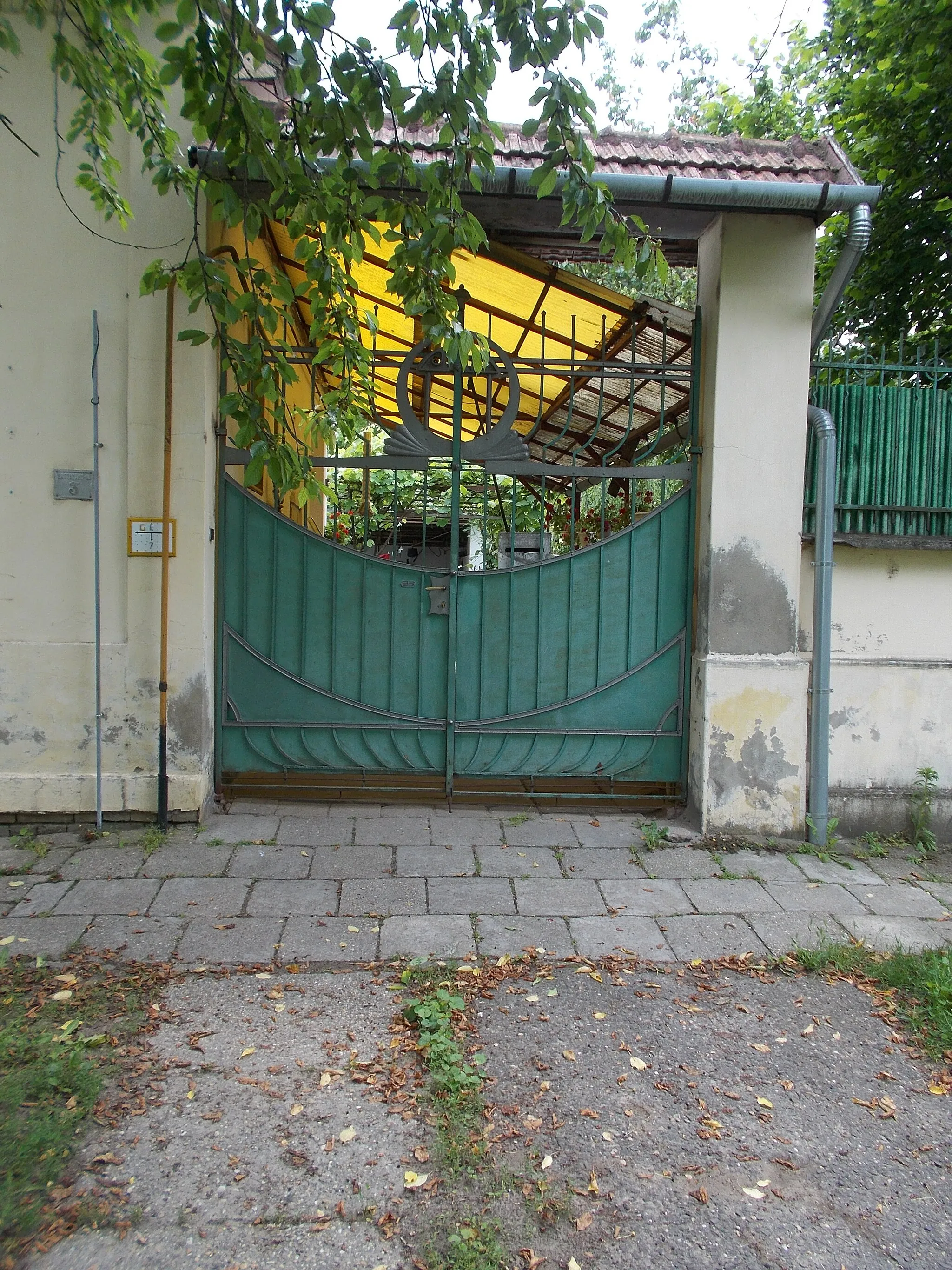 Photo showing: : Gate. - 3 Batthyány utca, Alsóváros, Kiskunhalas, Bács-Kiskun County, Hungary.