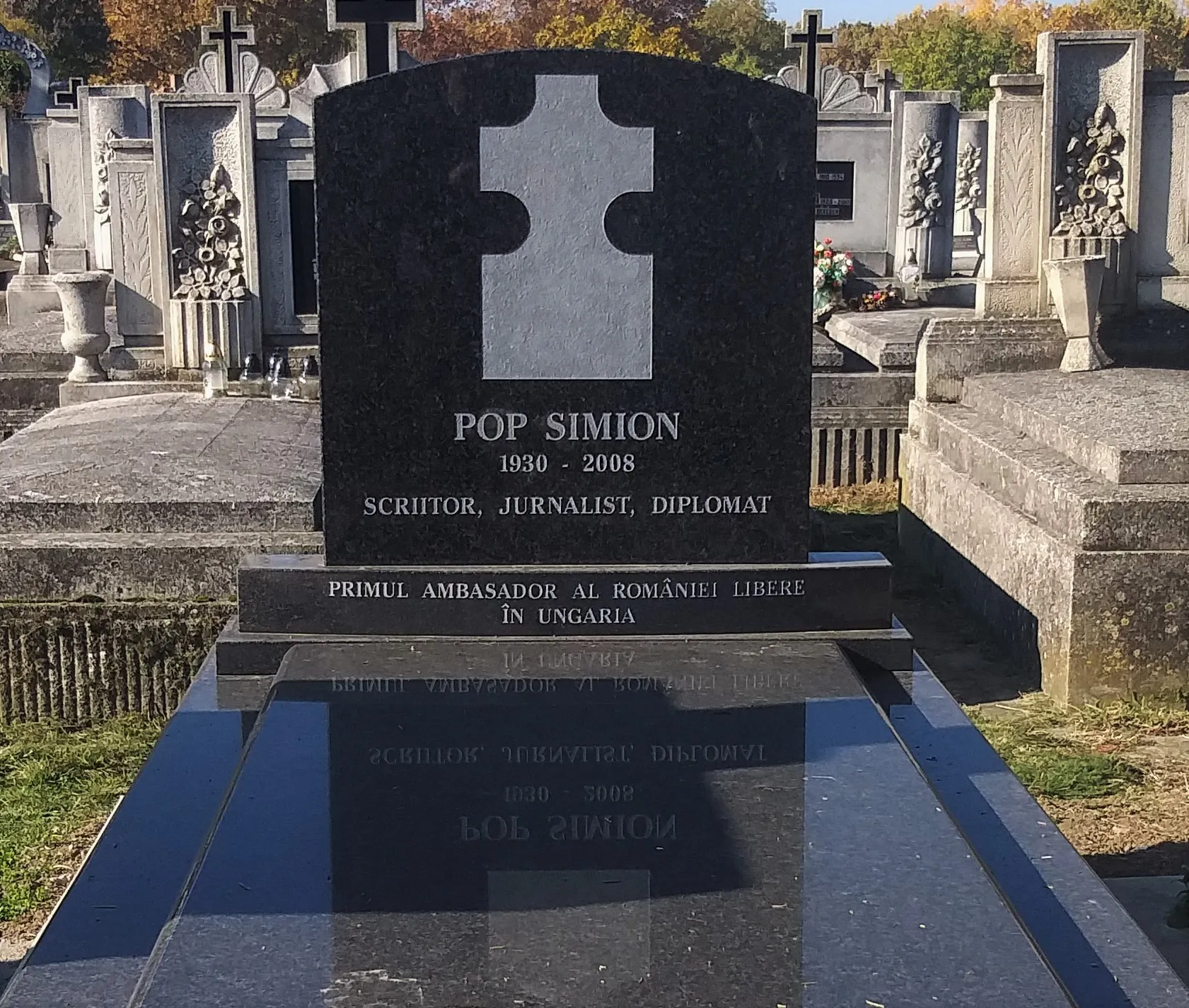 Photo showing: Gravestone of Simion Pop (1930-2008), writer, journalist, Ambassador of Romania in Budapest (1990-1992) (Orthodox Cemetery, Gyula).