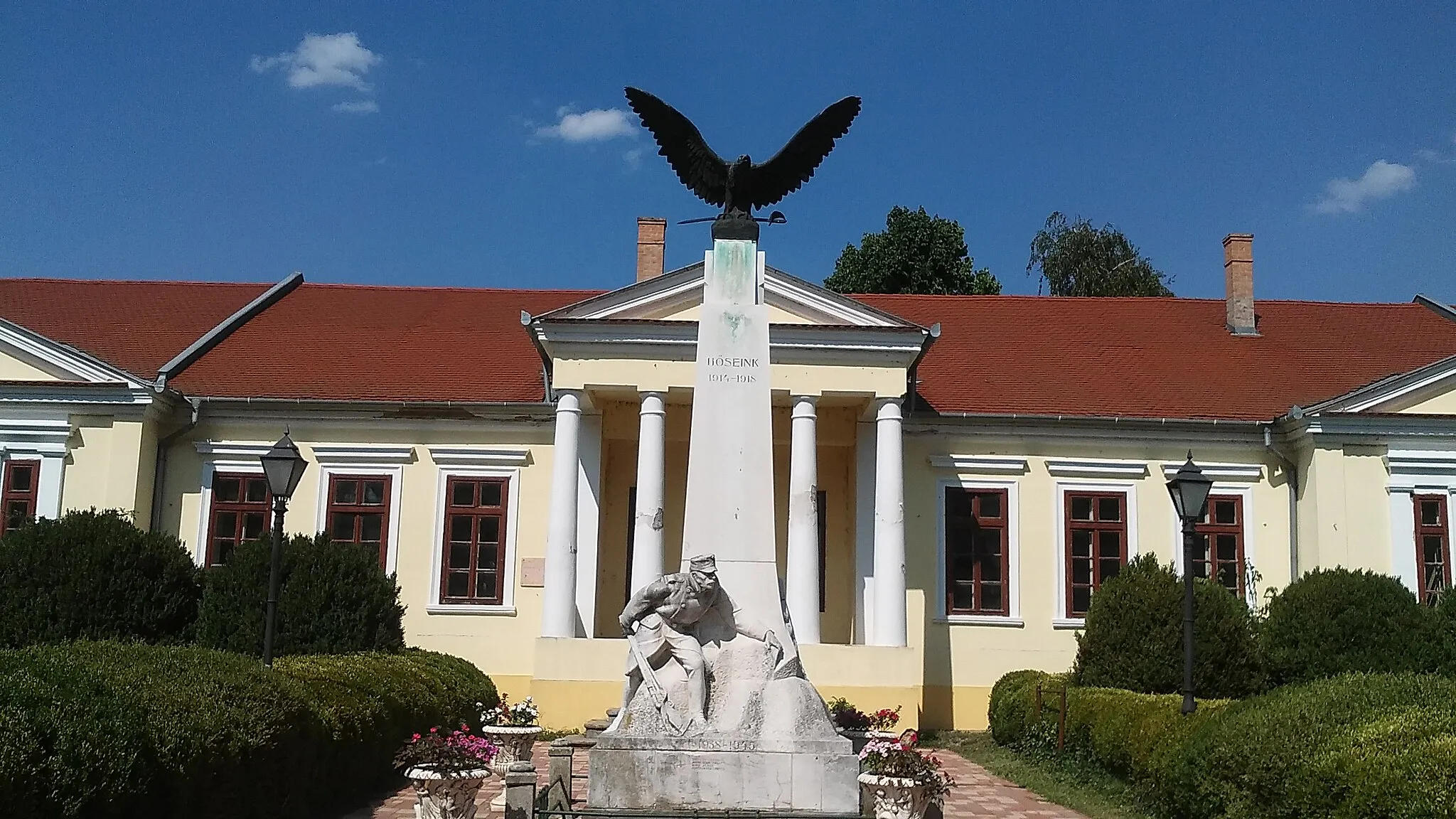 Photo showing: Szarvas, I. világháborús hősi emlékmű (
Felállítás	1927. augusztus 28., Székely Károly Sonkoly János (restaurátor), Búzás Mihály ) - Békés megye, Szarvas, Szabadság út 28., Mittrovszky Wladimir gróf egykori kastélya előtt