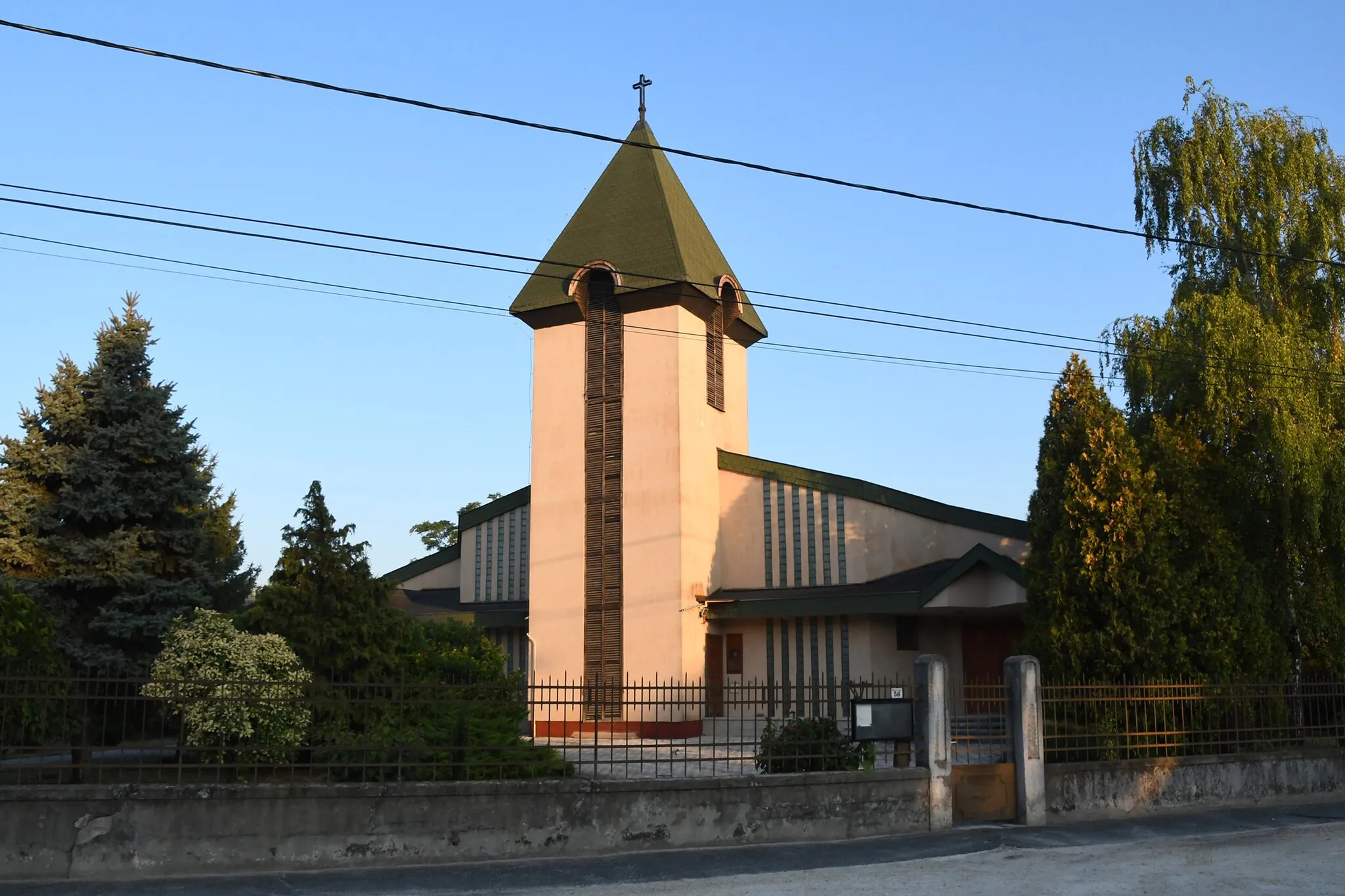 Photo showing: Roman Catholic church in Kiskunlacháza, Hungary